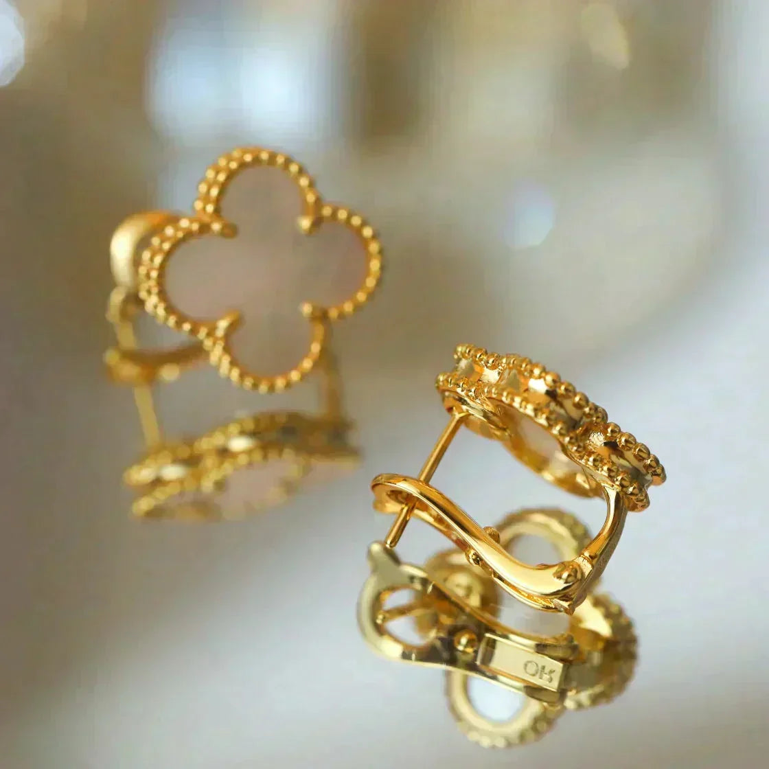 [Elara jewelsry ]CLOVER MEDIUM 1 MOTIFS  WHITE MOP STUD EARRINGS