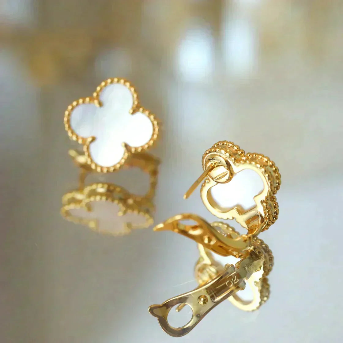 [Elara jewelsry ]CLOVER MEDIUM 1 MOTIFS  WHITE MOP STUD EARRINGS