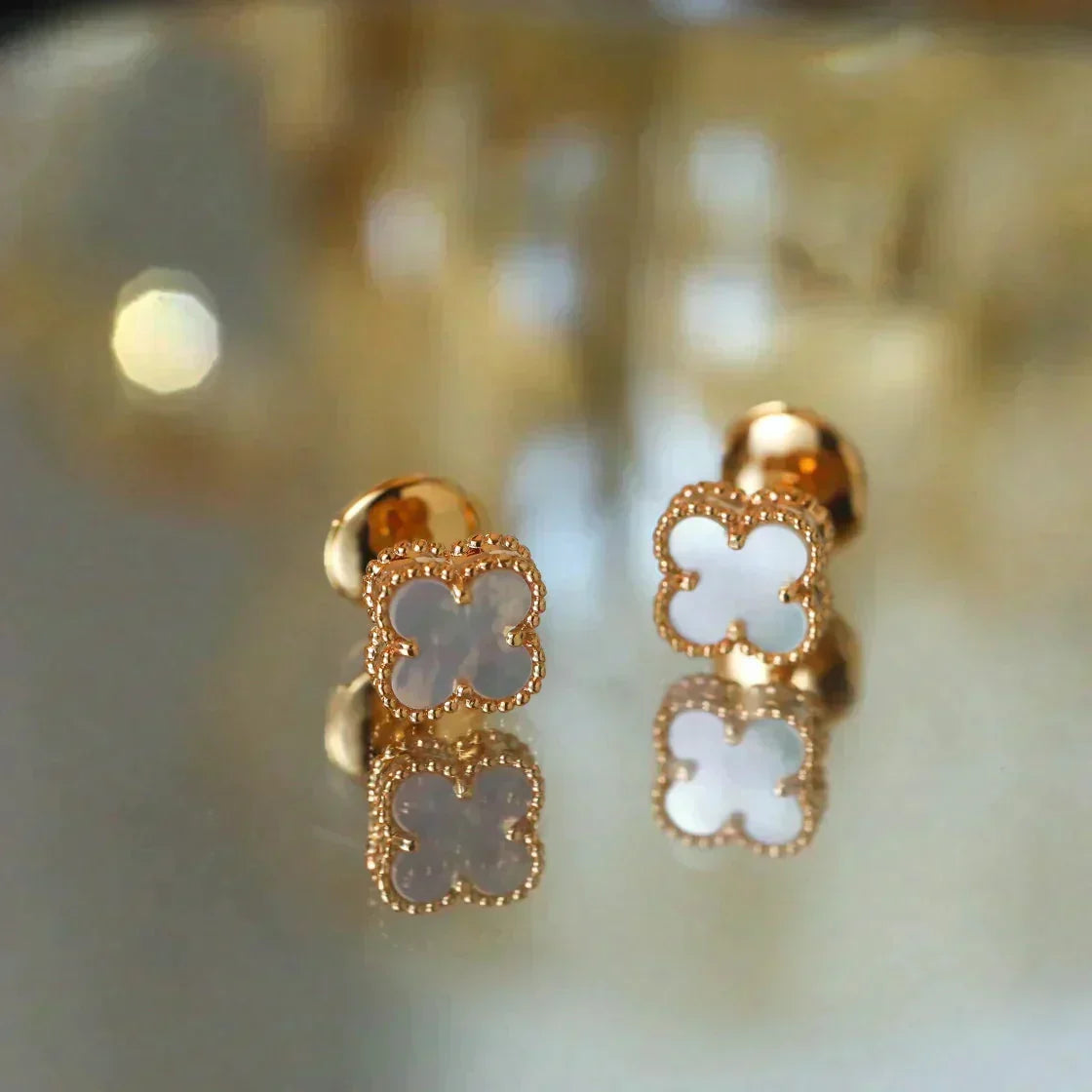 [Elara jewelsry ]CLOVER MINI 9.5MM WHITE MOP EARRINGS