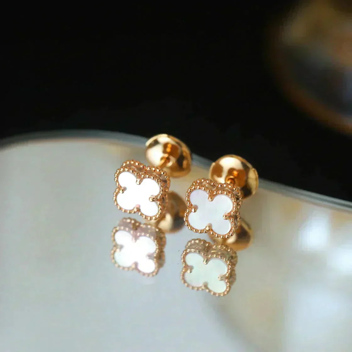 [Elara jewelsry ]CLOVER MINI 9.5MM WHITE MOP EARRINGS