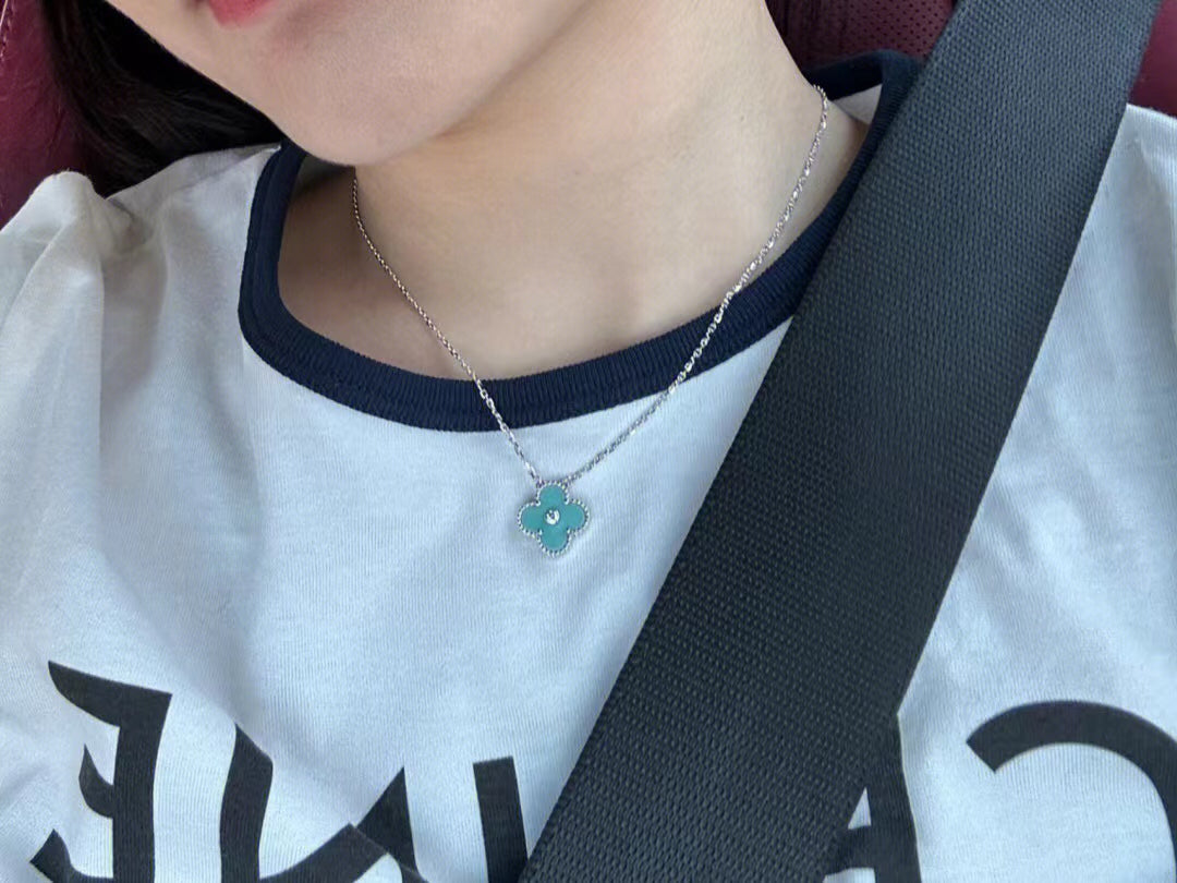 [Elara jewelsry ]CLOVER 1 DIAMOND LIGHT BLUE SILVER NECKLACE