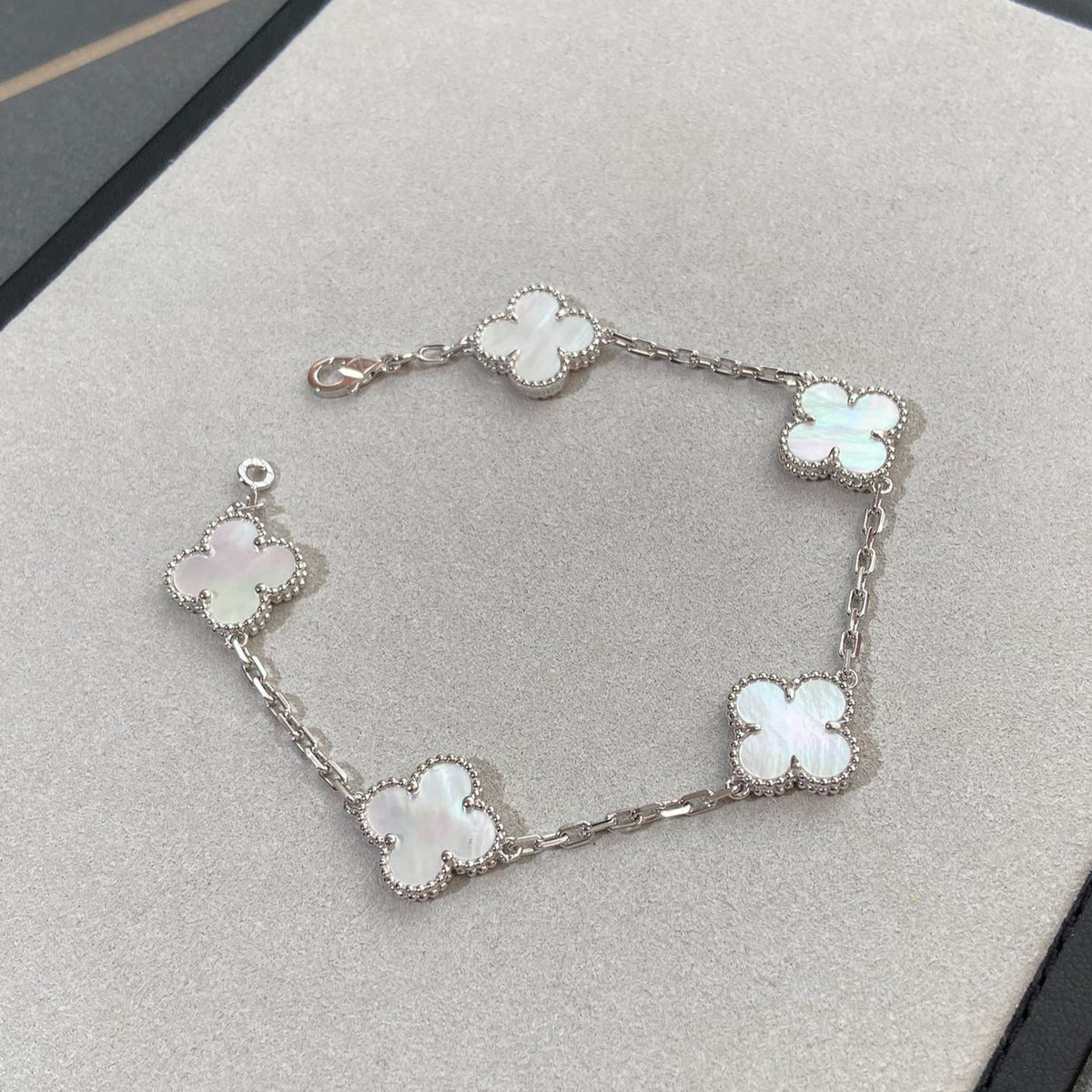 [Elara jewelsry ]CLOVER WHITE PEARL MOP 5 MOTIF BRACELET COLLECTION