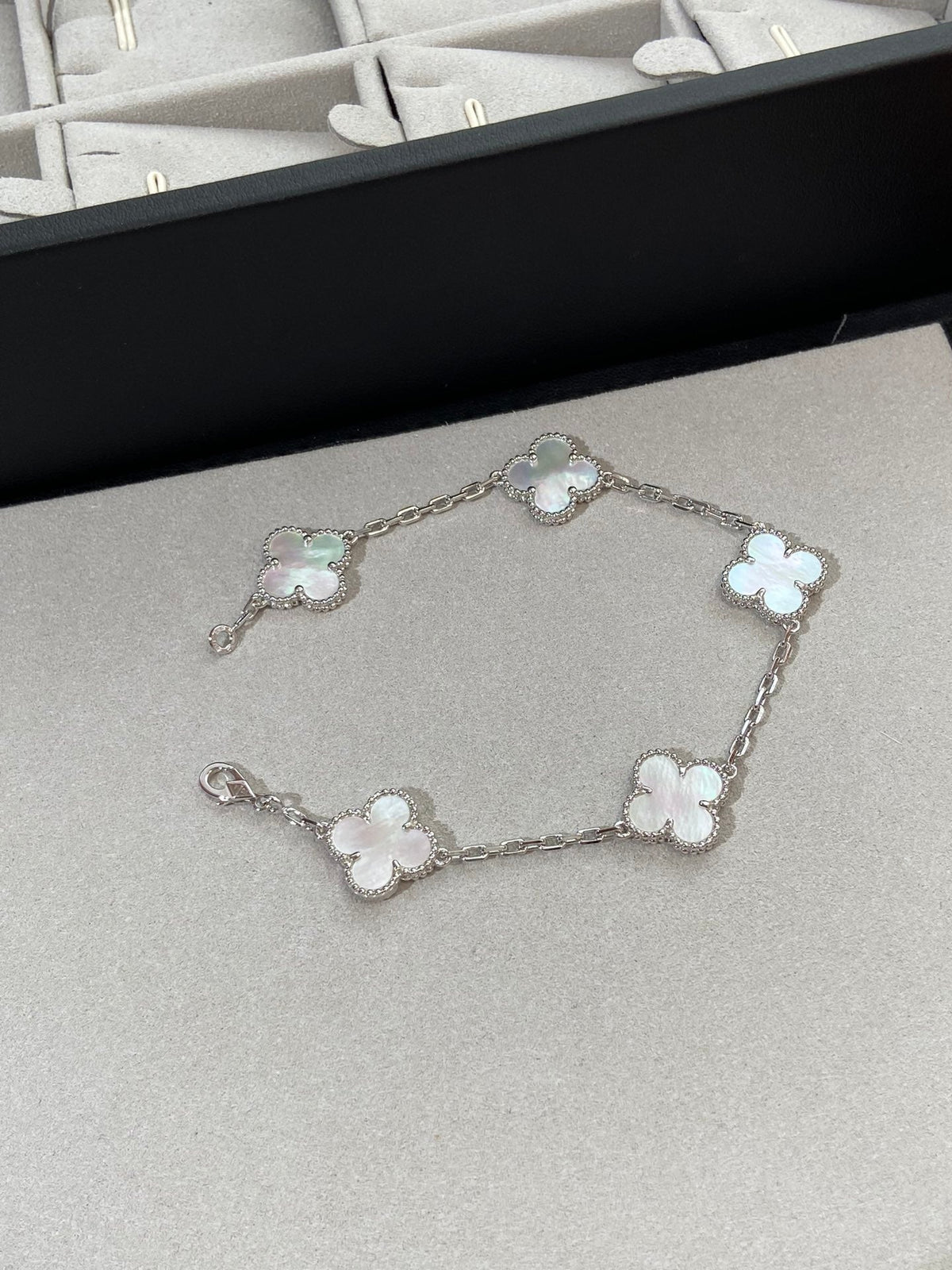[Elara jewelsry ]CLOVER WHITE PEARL MOP 5 MOTIF BRACELET COLLECTION