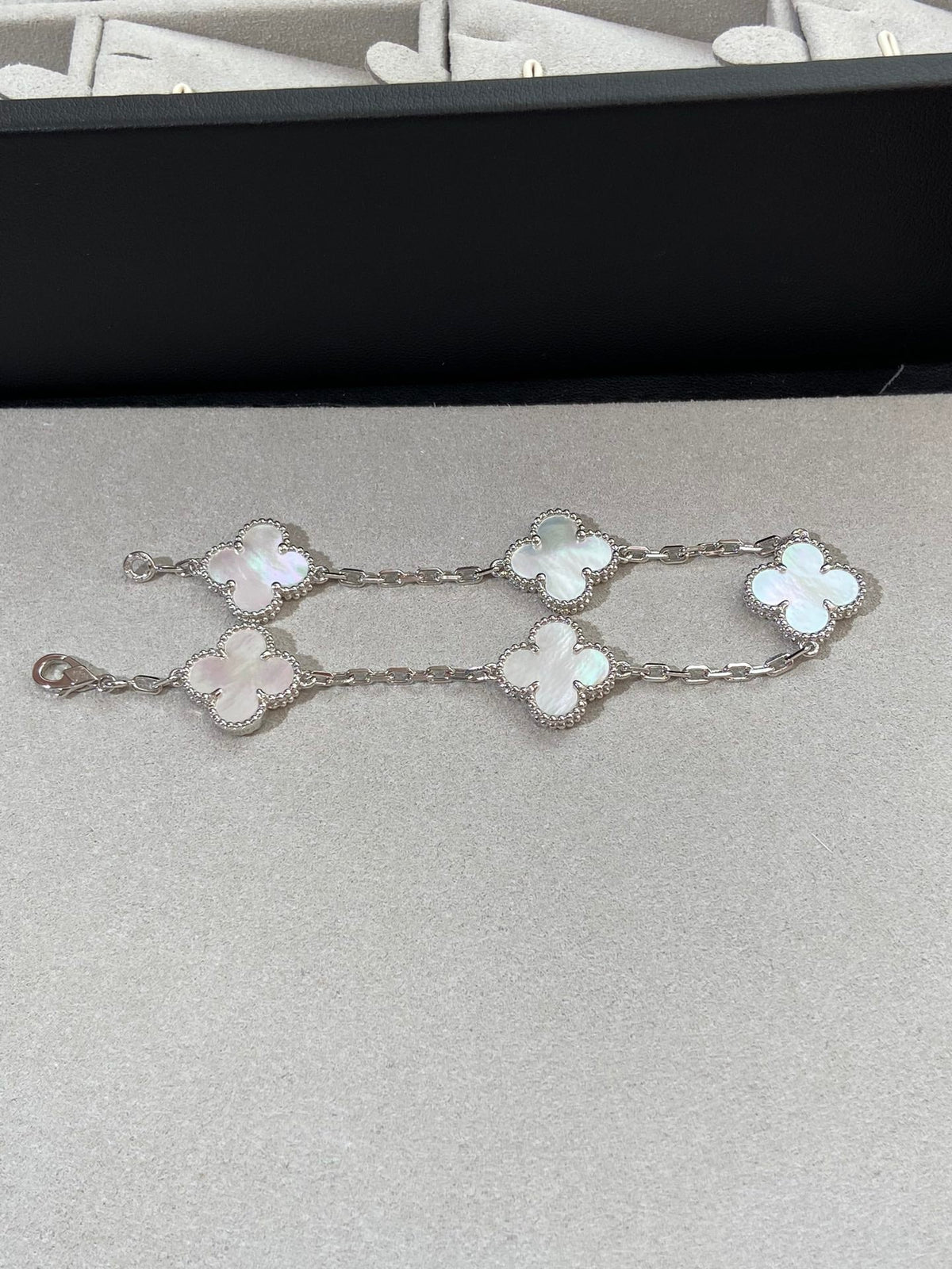 [Elara jewelsry ]CLOVER WHITE PEARL MOP 5 MOTIF BRACELET COLLECTION