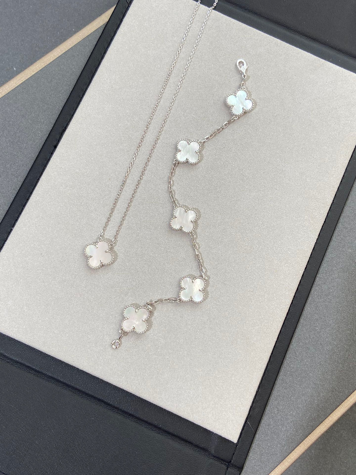 [Elara jewelsry ]CLOVER WHITE PEARL MOP 5 MOTIF BRACELET COLLECTION