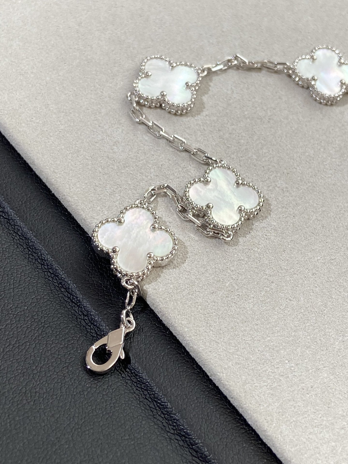 [Elara jewelsry ]CLOVER WHITE PEARL MOP 5 MOTIF BRACELET COLLECTION