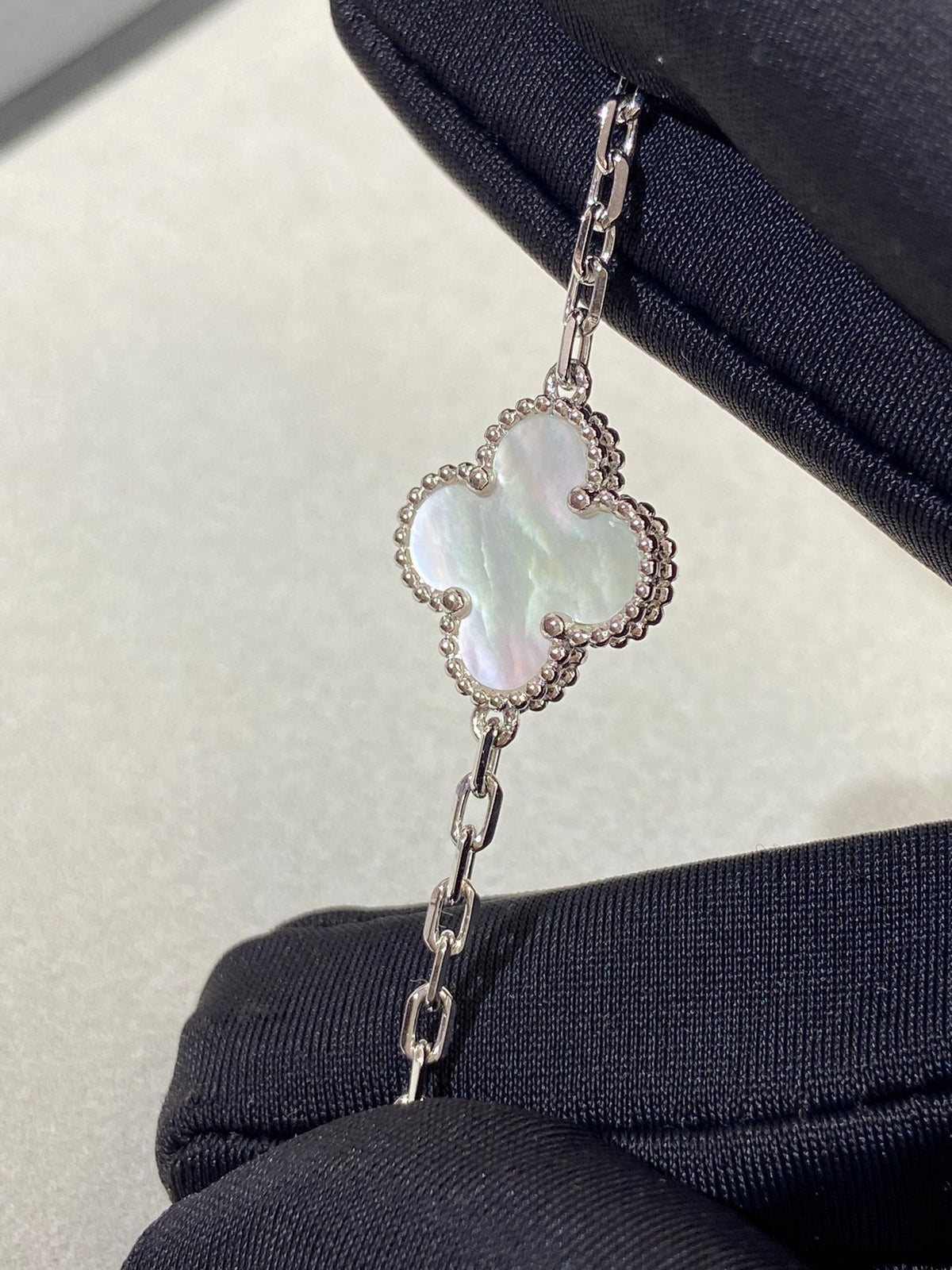 [Elara jewelsry ]CLOVER WHITE PEARL MOP 5 MOTIF BRACELET COLLECTION