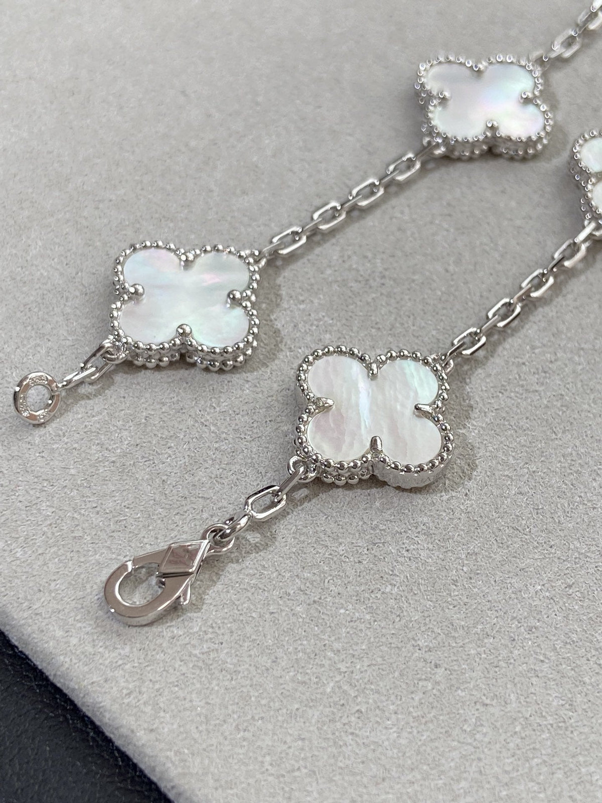 [Elara jewelsry ]CLOVER WHITE PEARL MOP 5 MOTIF BRACELET COLLECTION
