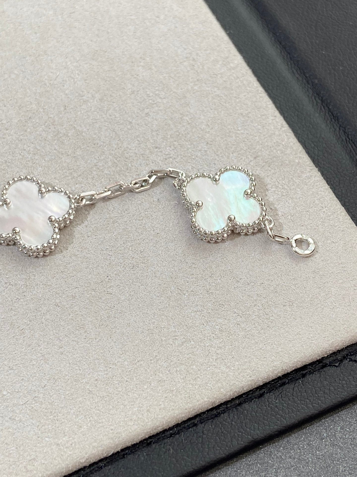 [Elara jewelsry ]CLOVER WHITE PEARL MOP 5 MOTIF BRACELET COLLECTION