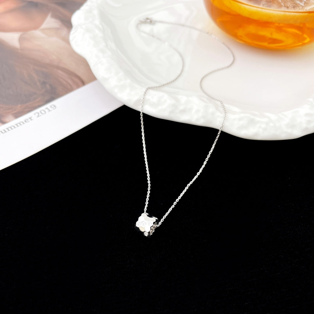 [Elara jewelsry ]BEE MINI PEDANT DIAMOND NECKLACE