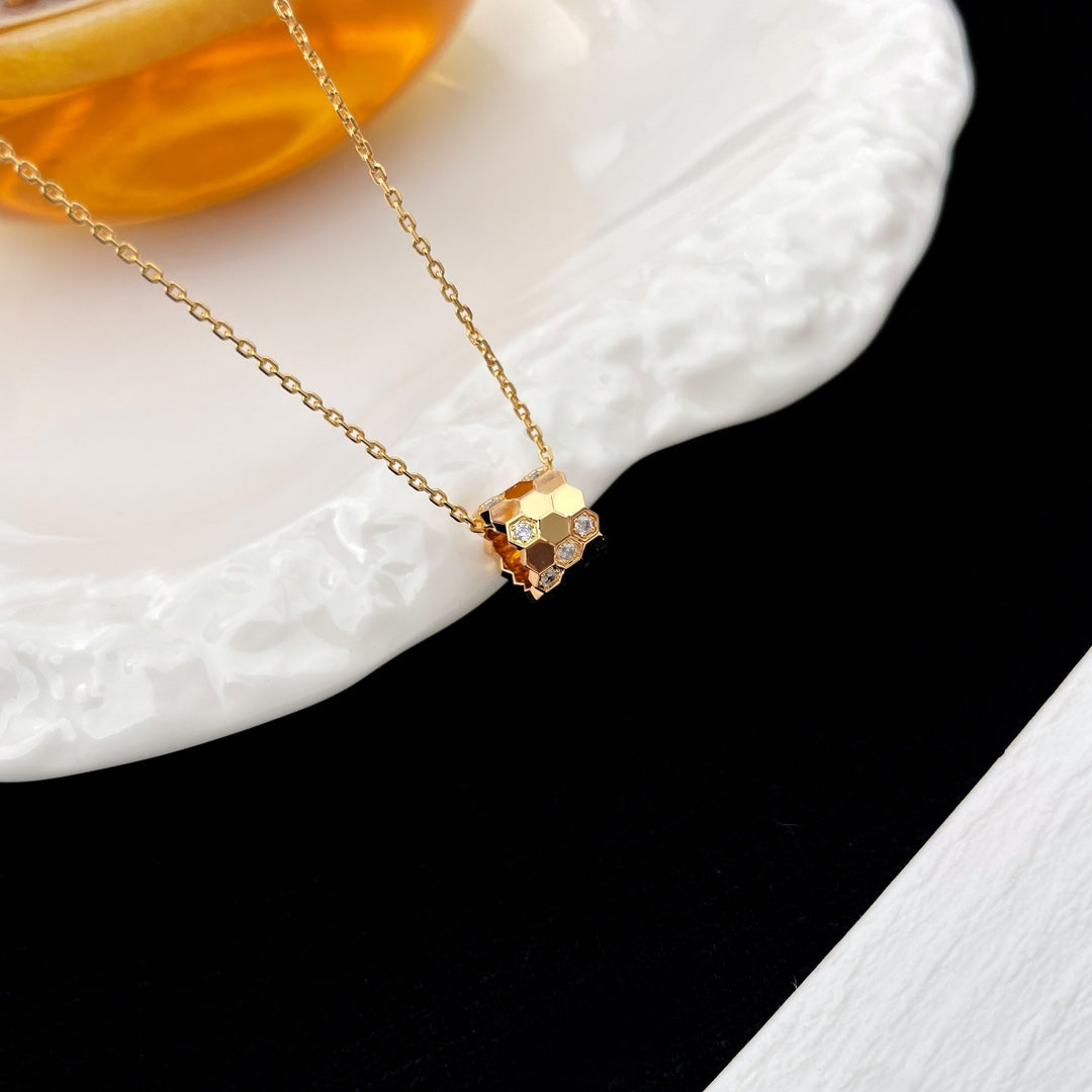[Elara jewelsry ]BEE MINI PEDANT DIAMOND NECKLACE