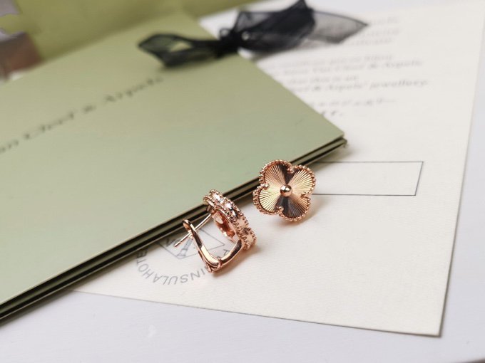 [Elara jewelsry ]CLOVER MEDIUM STUD EARRINGS