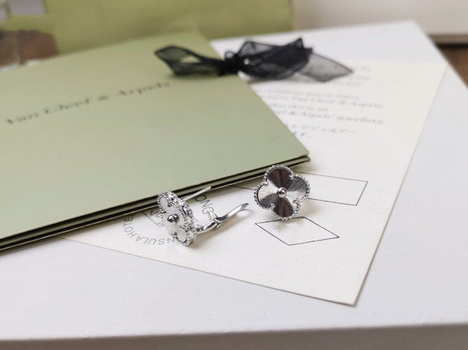 [Elara jewelsry ]CLOVER MEDIUM STUD EARRINGS