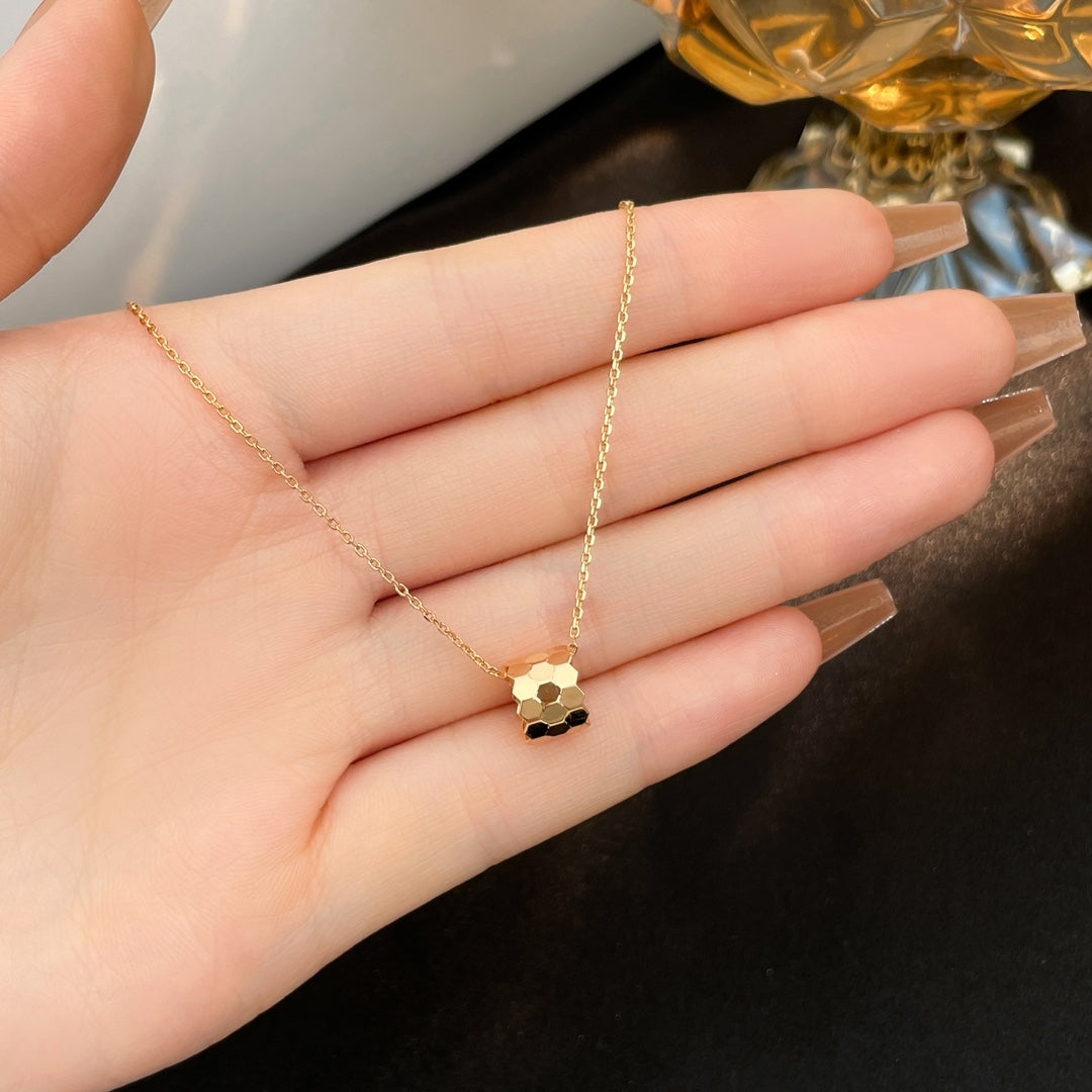 [Elara jewelsry ]BEE MINI NECKLACE