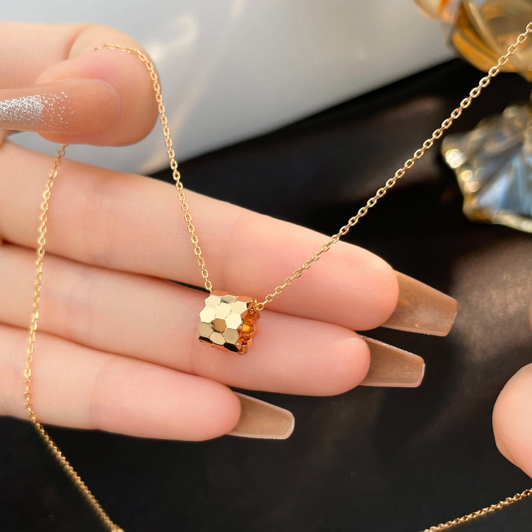 [Elara jewelsry ]BEE MINI NECKLACE