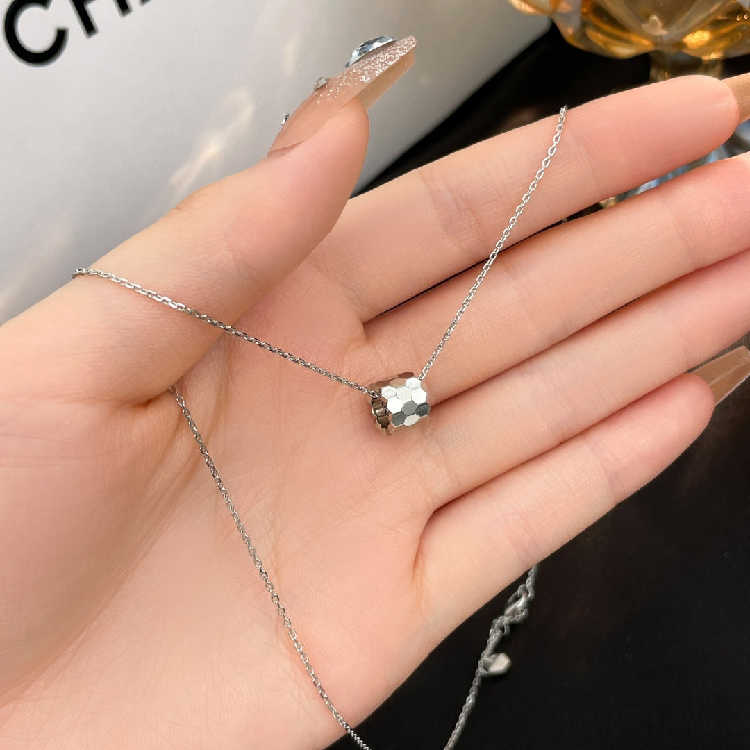 [Elara jewelsry ]BEE MINI NECKLACE