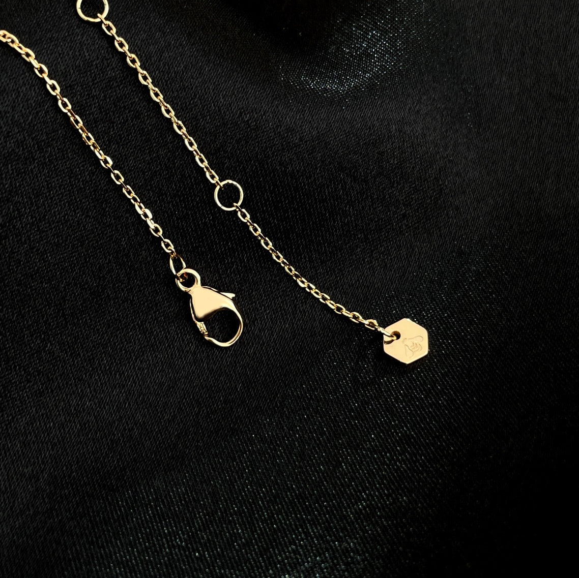 [Elara jewelsry ]BEE MINI NECKLACE