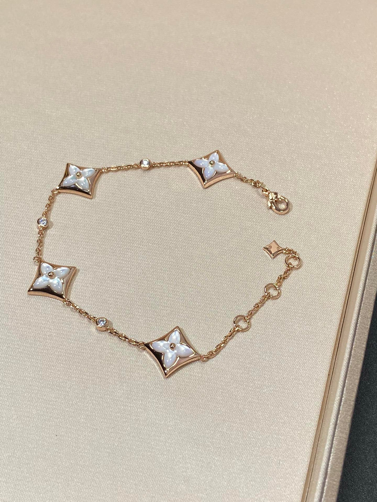 [Elara jewelsry ]STAR 4 MOTIF MOP DIAMOND PINK GOLD BRACELET