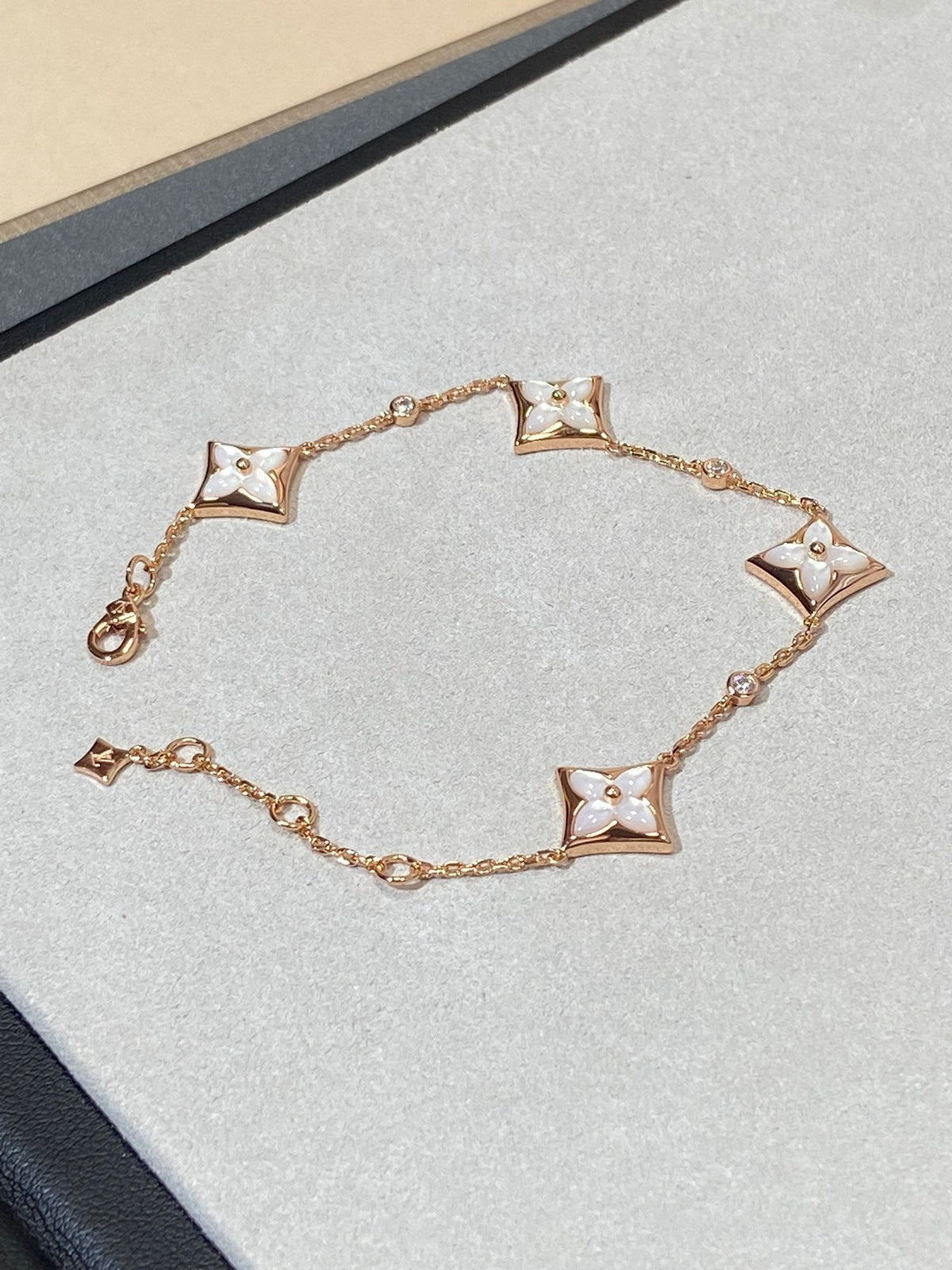 [Elara jewelsry ]STAR 4 MOTIF MOP DIAMOND PINK GOLD BRACELET