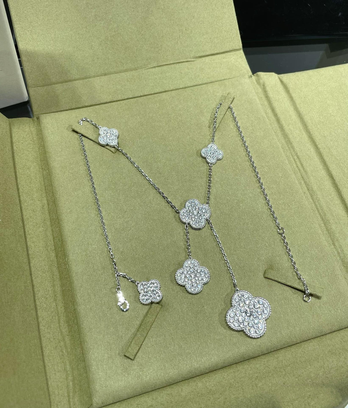 [Elara jewelsry ]CLOVER 6 MOTIF DIAMOND PAVED NECKLACE