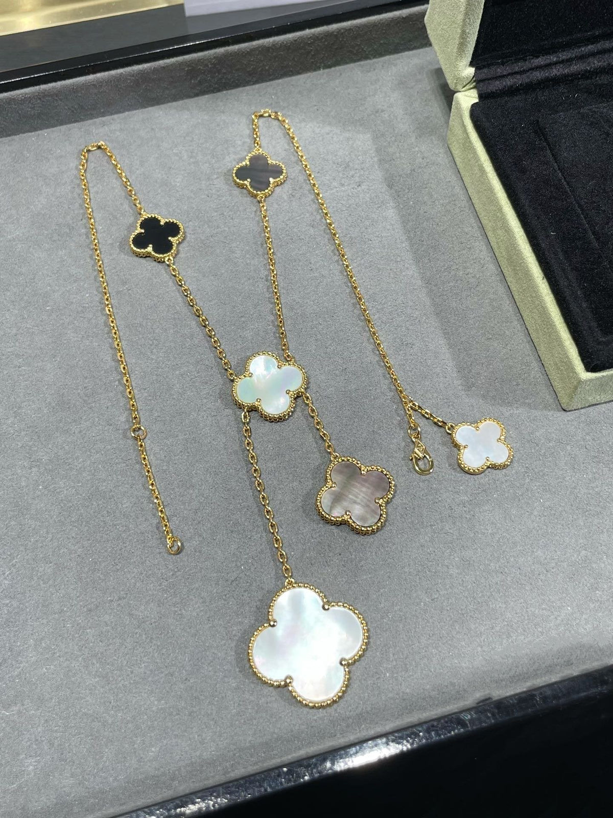 [Elara jewelsry ]CLOVER 6 MOTIF MOP ONYX GOLD NECKLACE