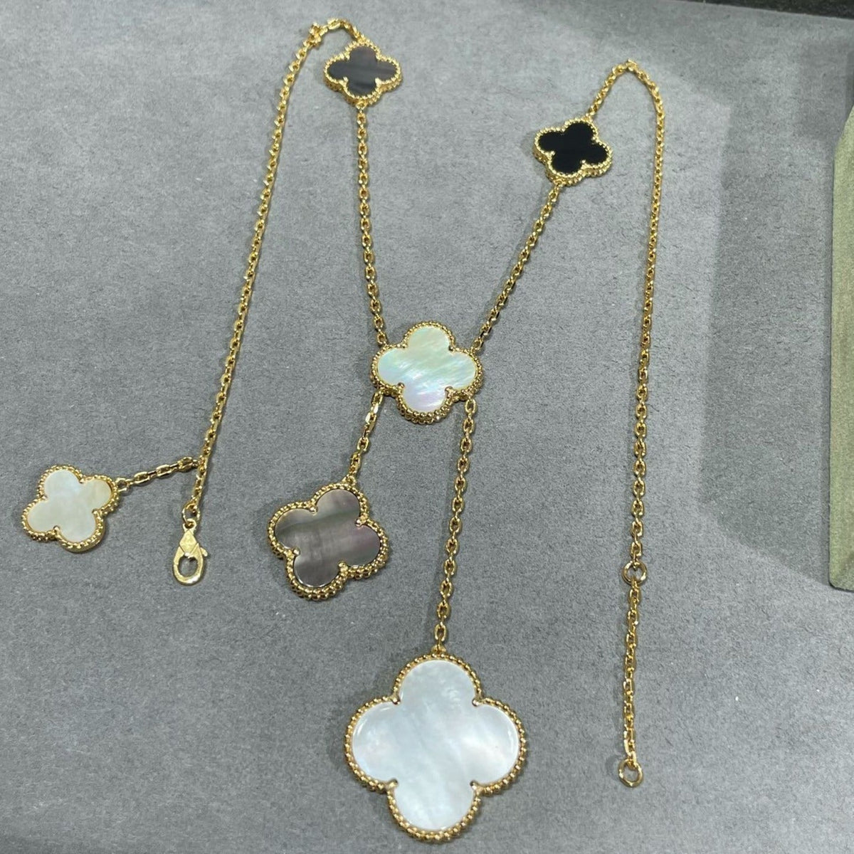 [Elara jewelsry ]CLOVER 6 MOTIF MOP ONYX GOLD NECKLACE