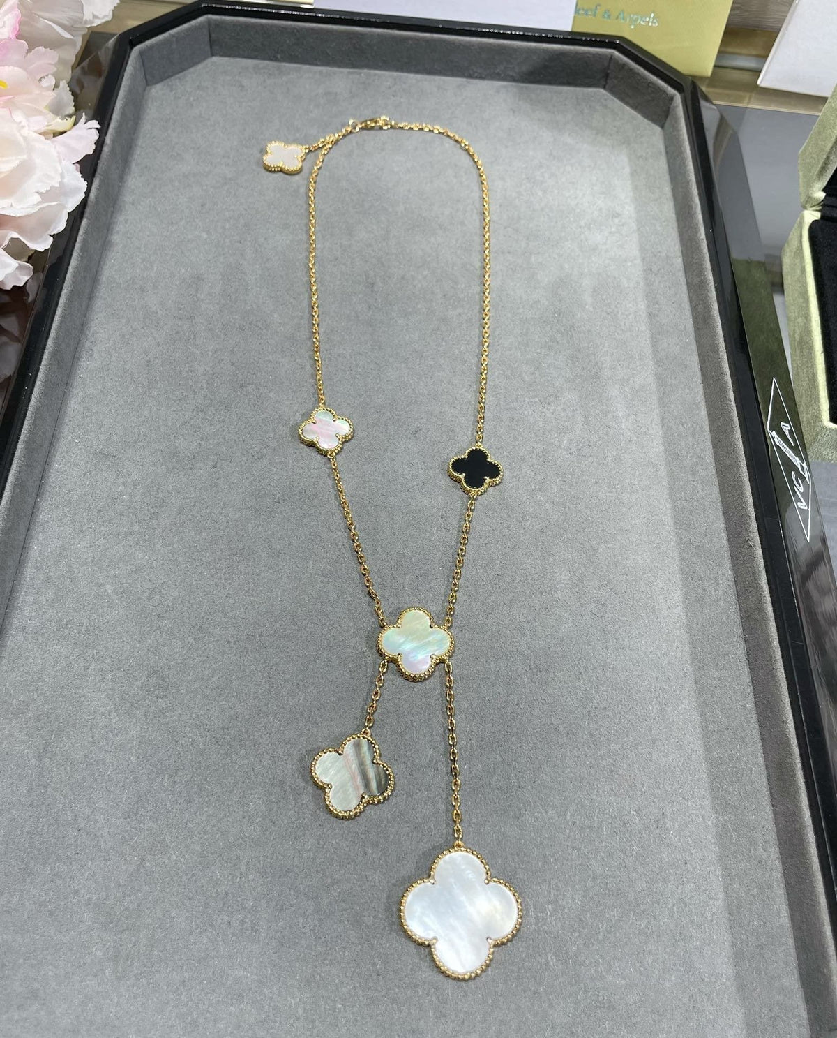 [Elara jewelsry ]CLOVER 6 MOTIF MOP ONYX GOLD NECKLACE