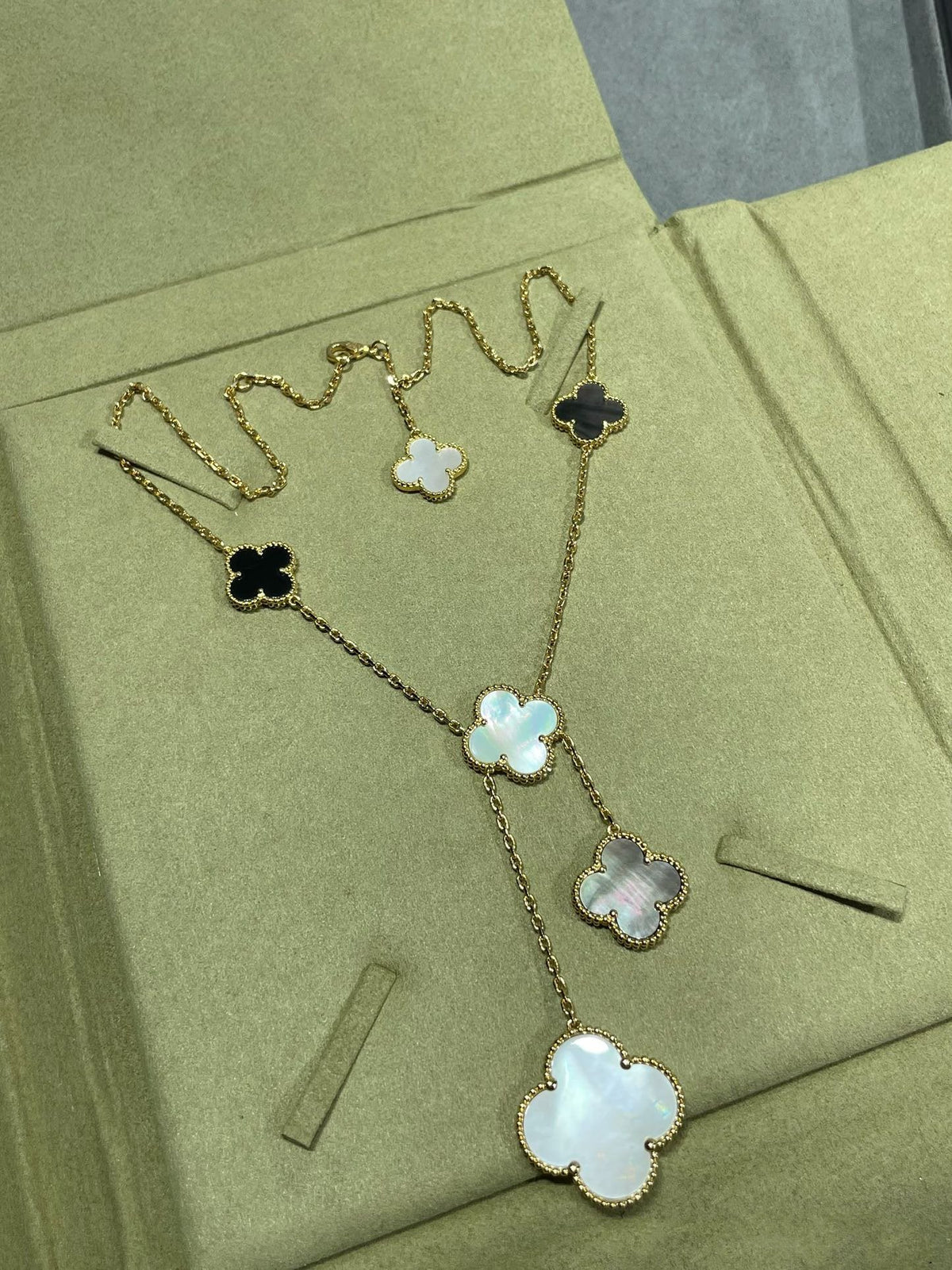 [Elara jewelsry ]CLOVER 6 MOTIF MOP ONYX GOLD NECKLACE