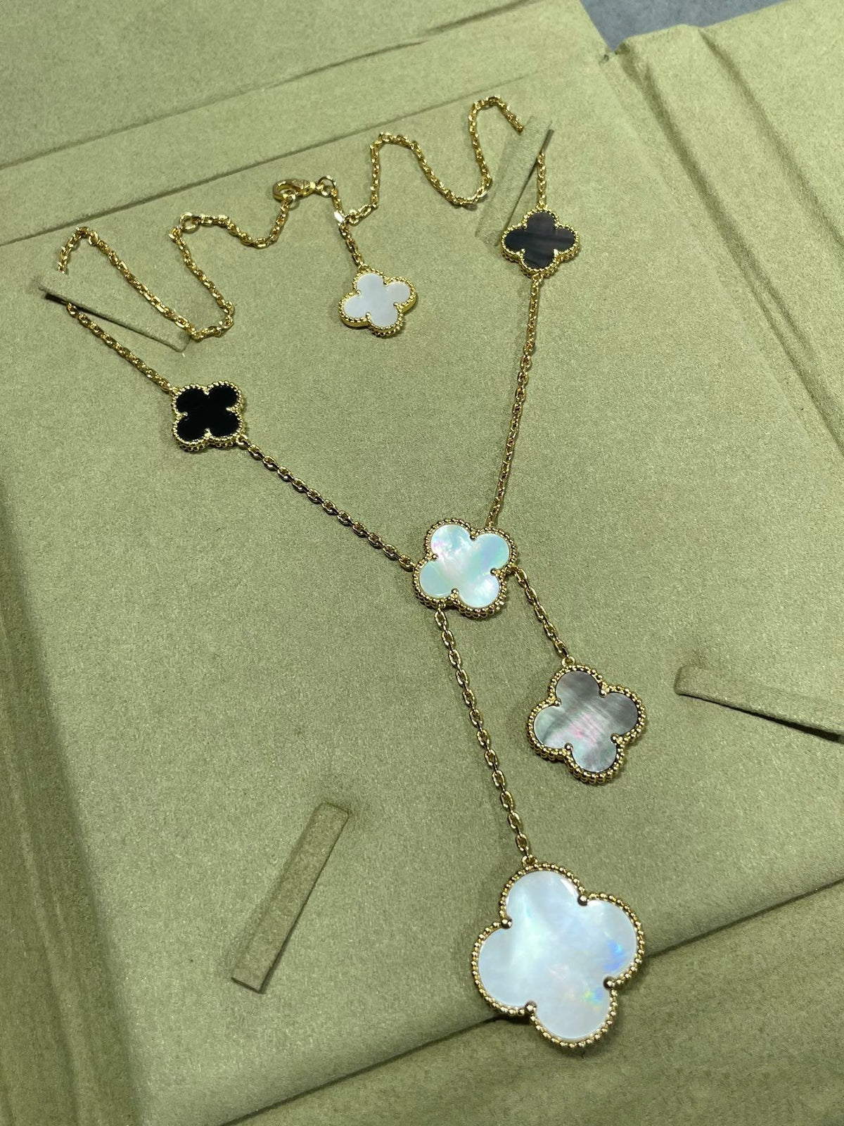 [Elara jewelsry ]CLOVER 6 MOTIF MOP ONYX GOLD NECKLACE