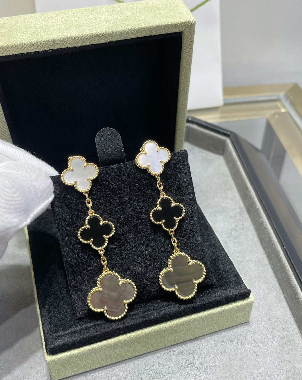 [Elara jewelsry ]CLOVER 3 MOTIF MOP ONYX DARK MOP PINK GOLD EARRINGS