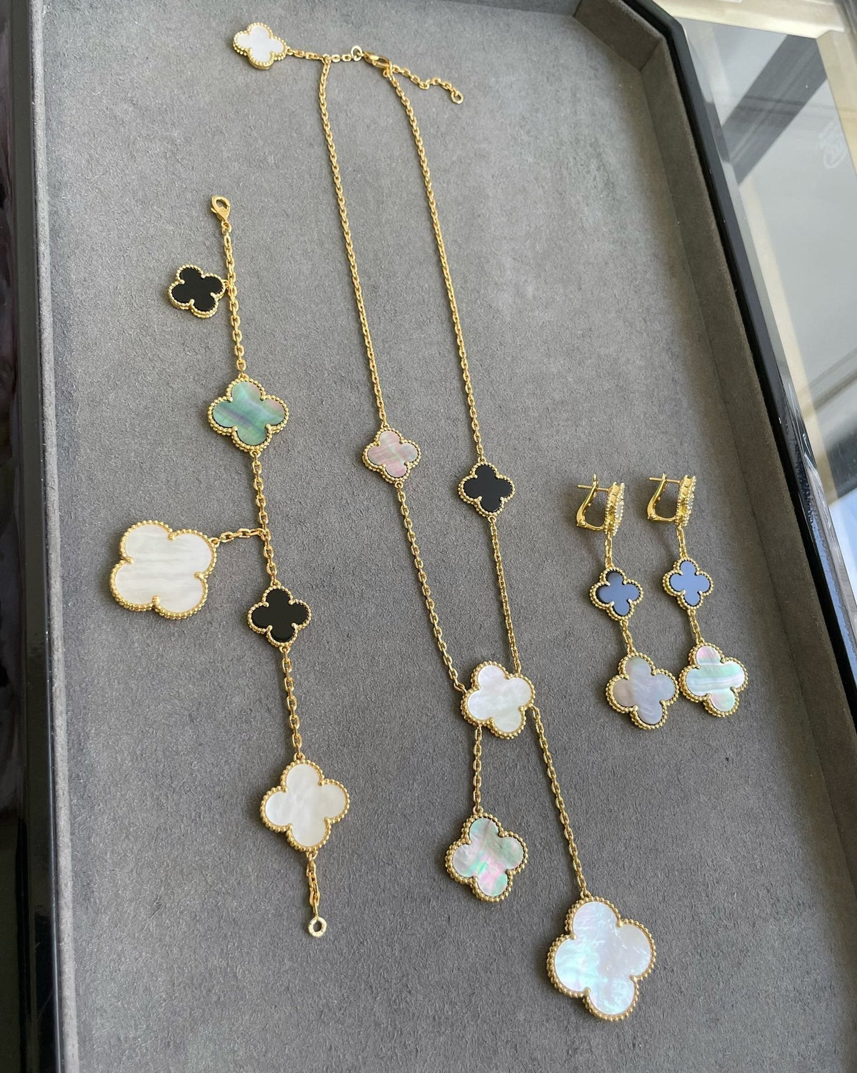 [Elara jewelsry ]CLOVER 3 MOTIF MOP ONYX DARK MOP PINK GOLD EARRINGS