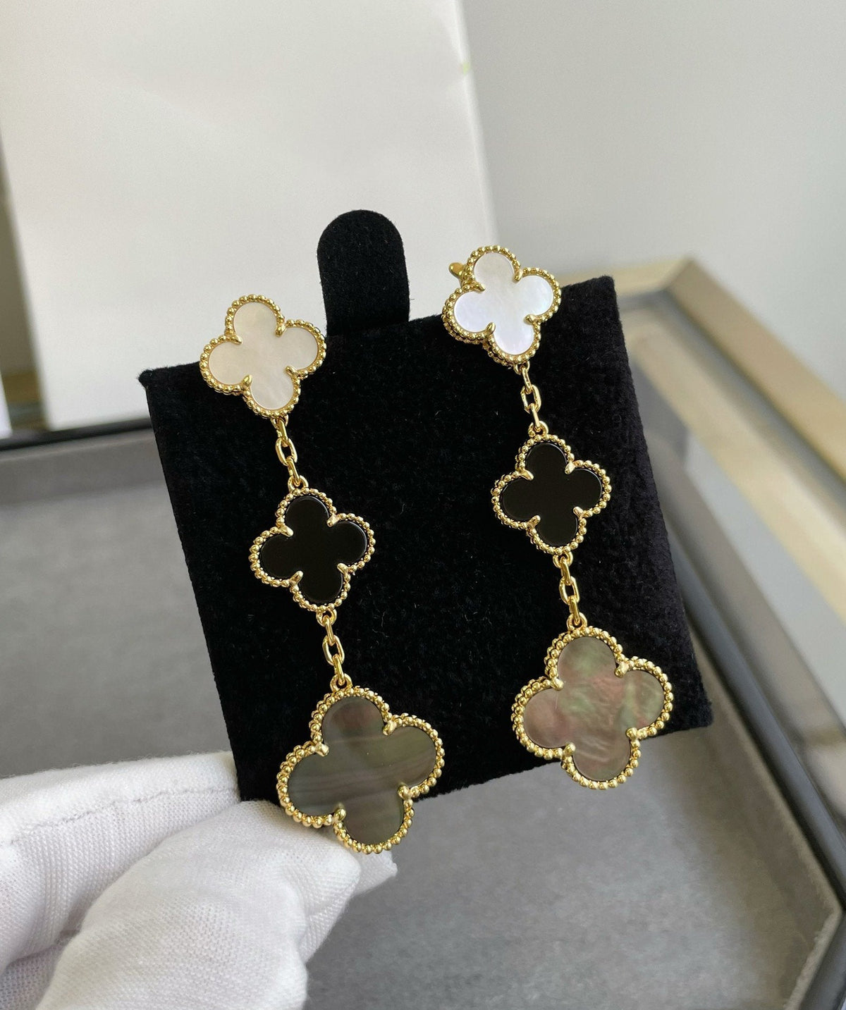 [Elara jewelsry ]CLOVER 3 MOTIF MOP ONYX DARK MOP PINK GOLD EARRINGS