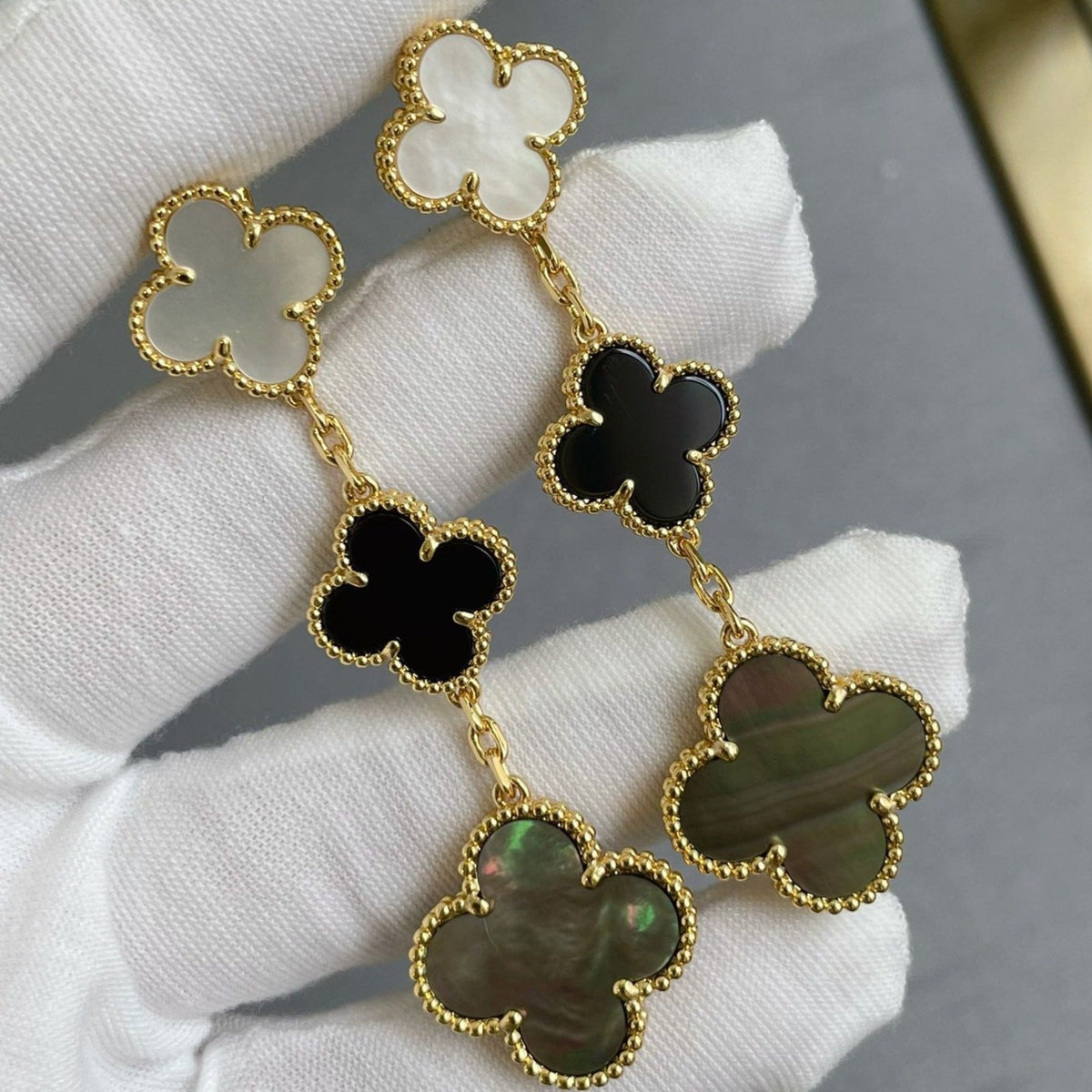 [Elara jewelsry ]CLOVER 3 MOTIF MOP ONYX DARK MOP PINK GOLD EARRINGS