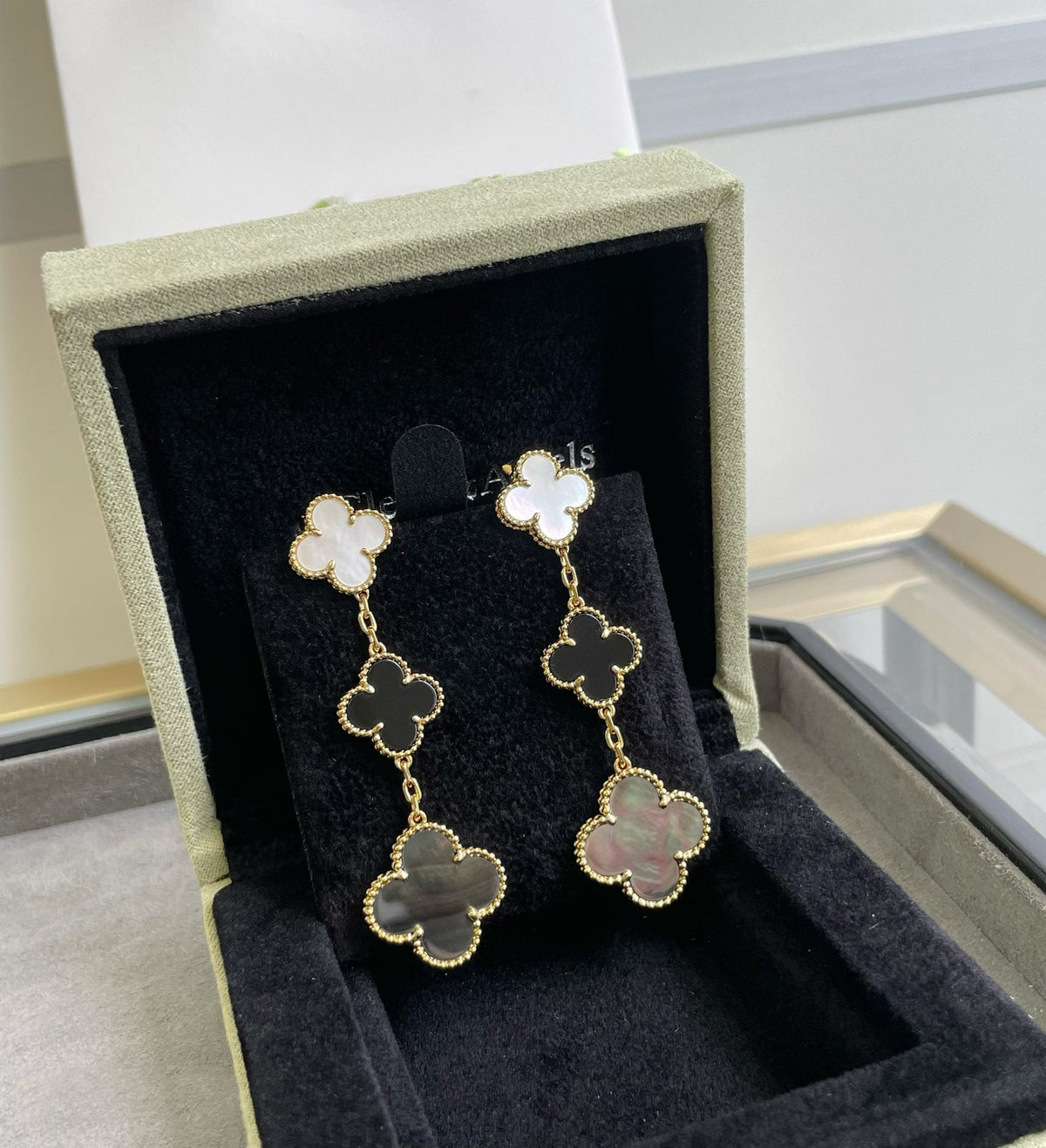 [Elara jewelsry ]CLOVER 3 MOTIF MOP ONYX DARK MOP PINK GOLD EARRINGS