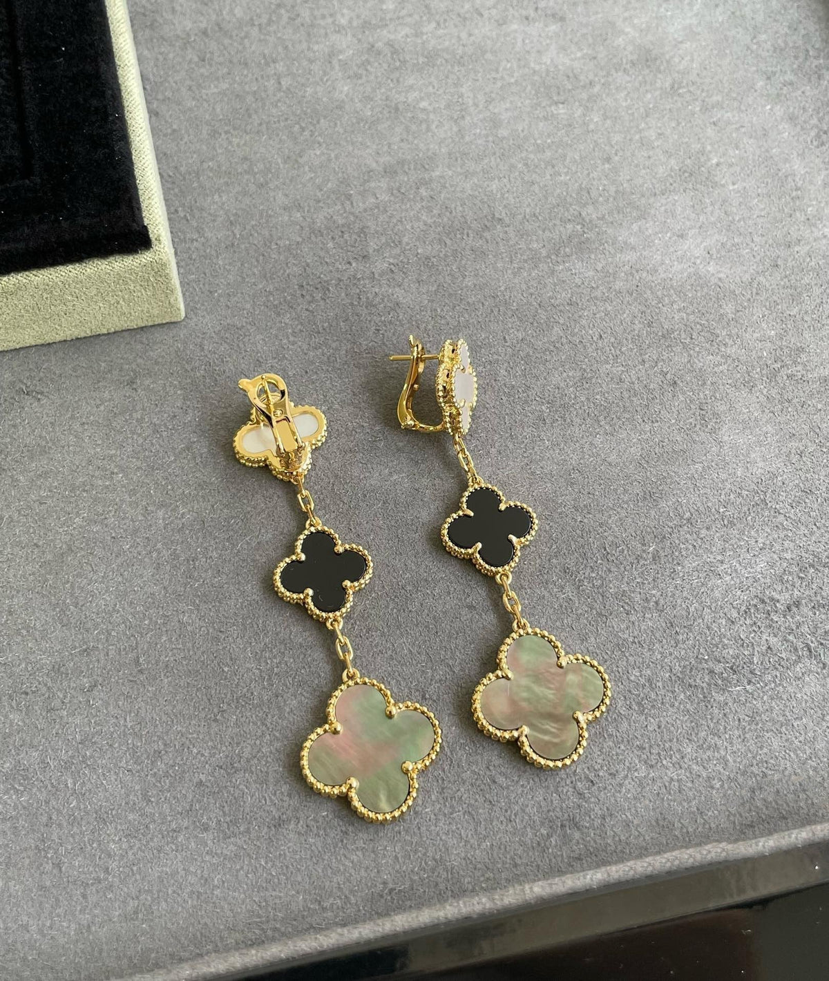 [Elara jewelsry ]CLOVER 3 MOTIF MOP ONYX DARK MOP PINK GOLD EARRINGS