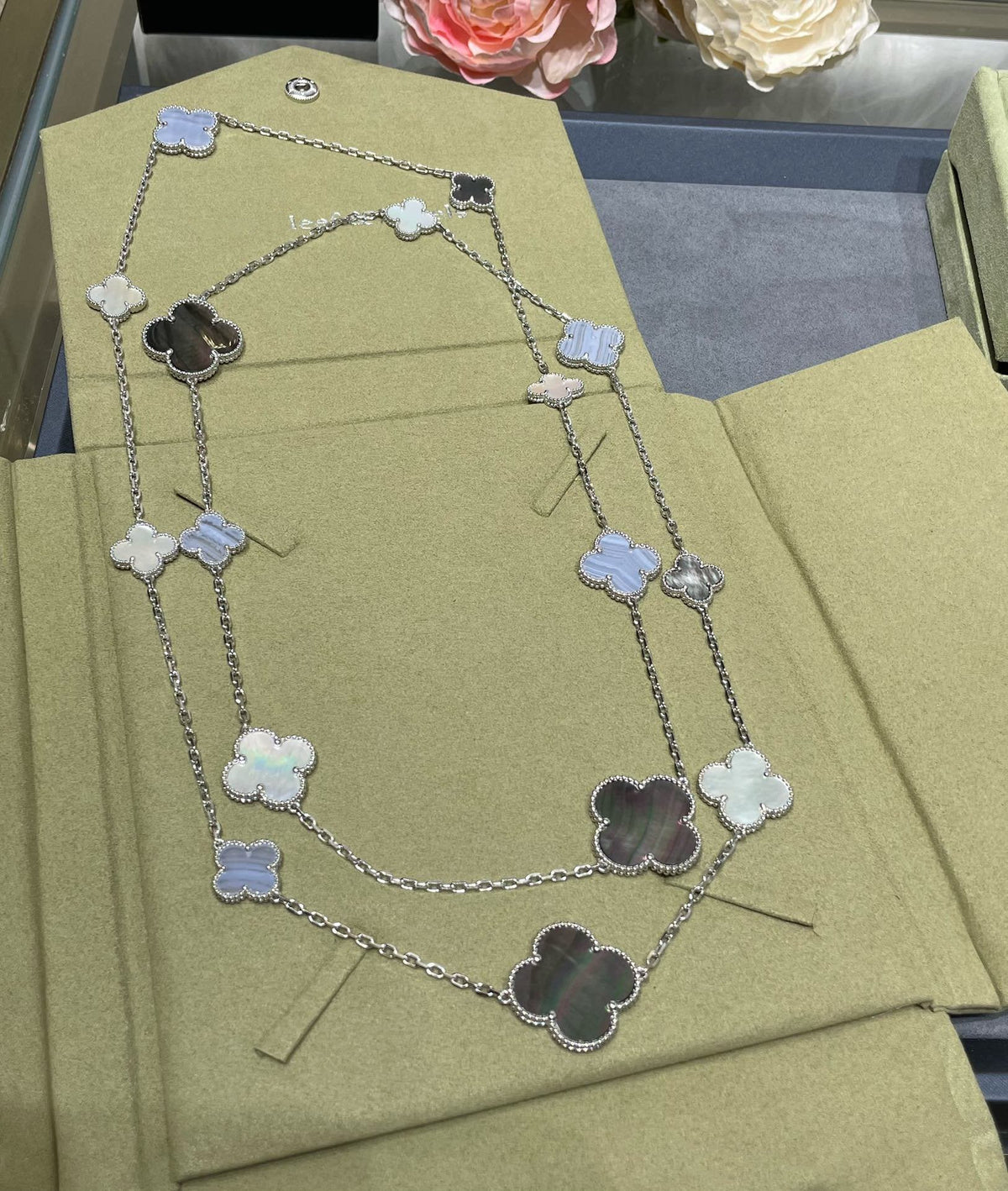 [Elara jewelsry ]CLOVER 16 MOTIF CHALCEDONY MOP SILVER NECKLACE