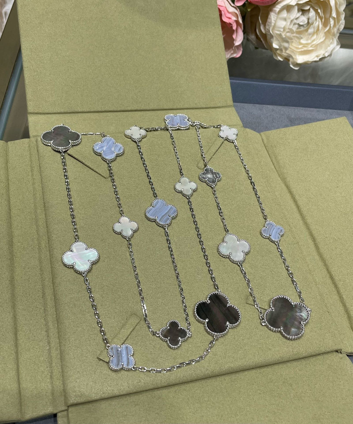 [Elara jewelsry ]CLOVER 16 MOTIF CHALCEDONY MOP SILVER NECKLACE