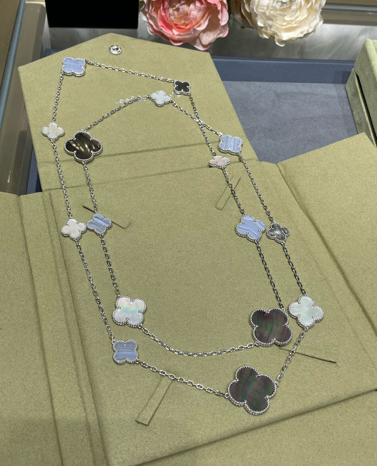 [Elara jewelsry ]CLOVER 16 MOTIF CHALCEDONY MOP SILVER NECKLACE