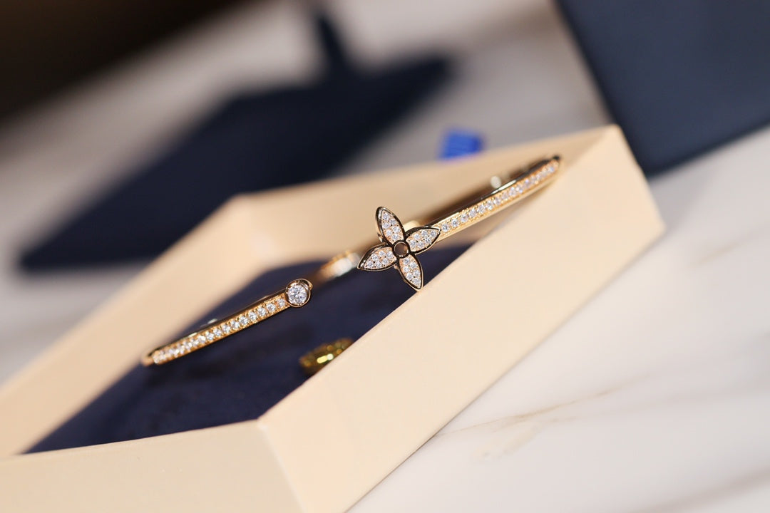 [Elara jewelsry ]IDYLLE GOLD OPEN BRACELET DIAMOND PAVED