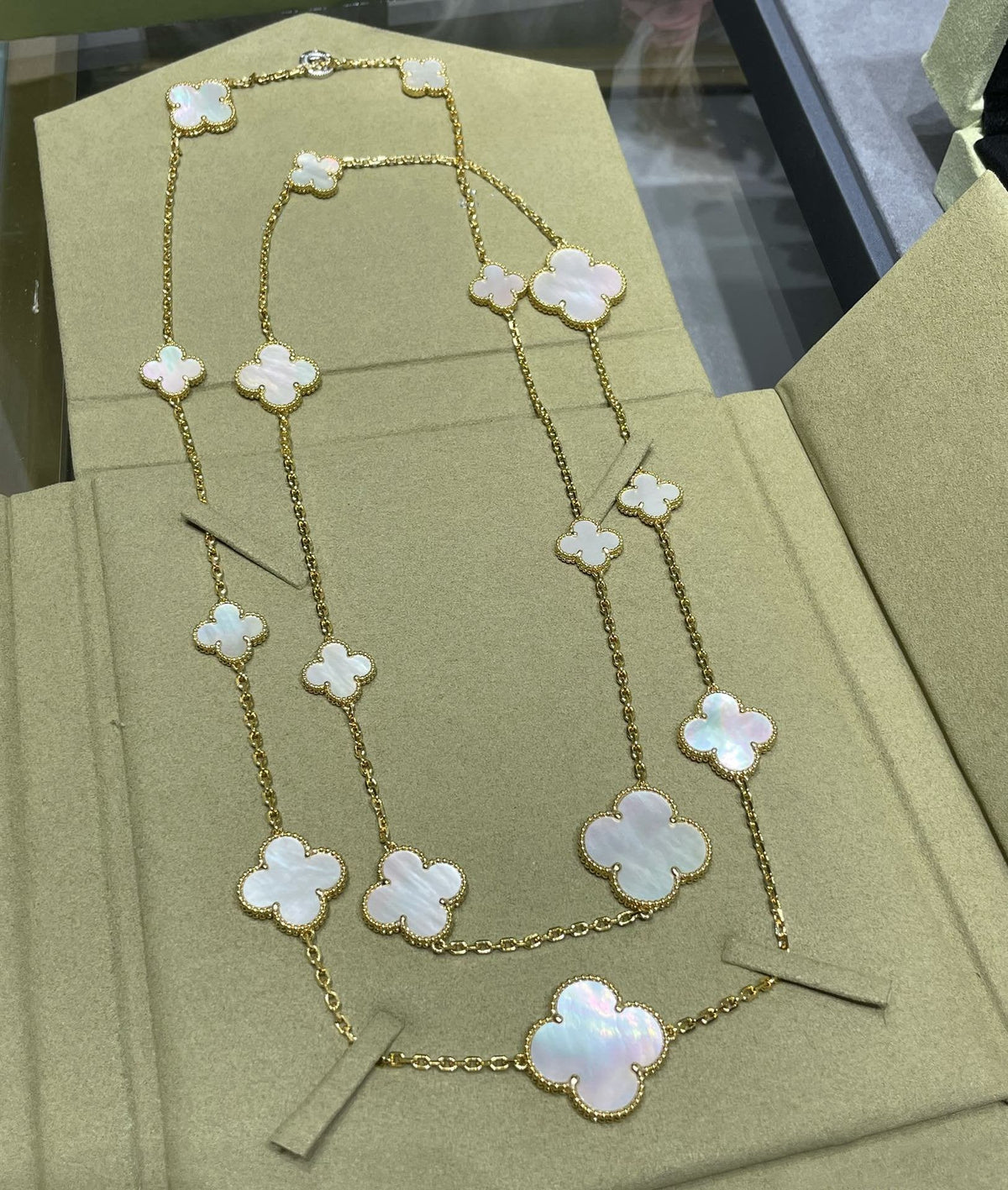 [Elara jewelsry ]CLOVER 16 MOTIF WHITE MOP GOLD NECKLACE