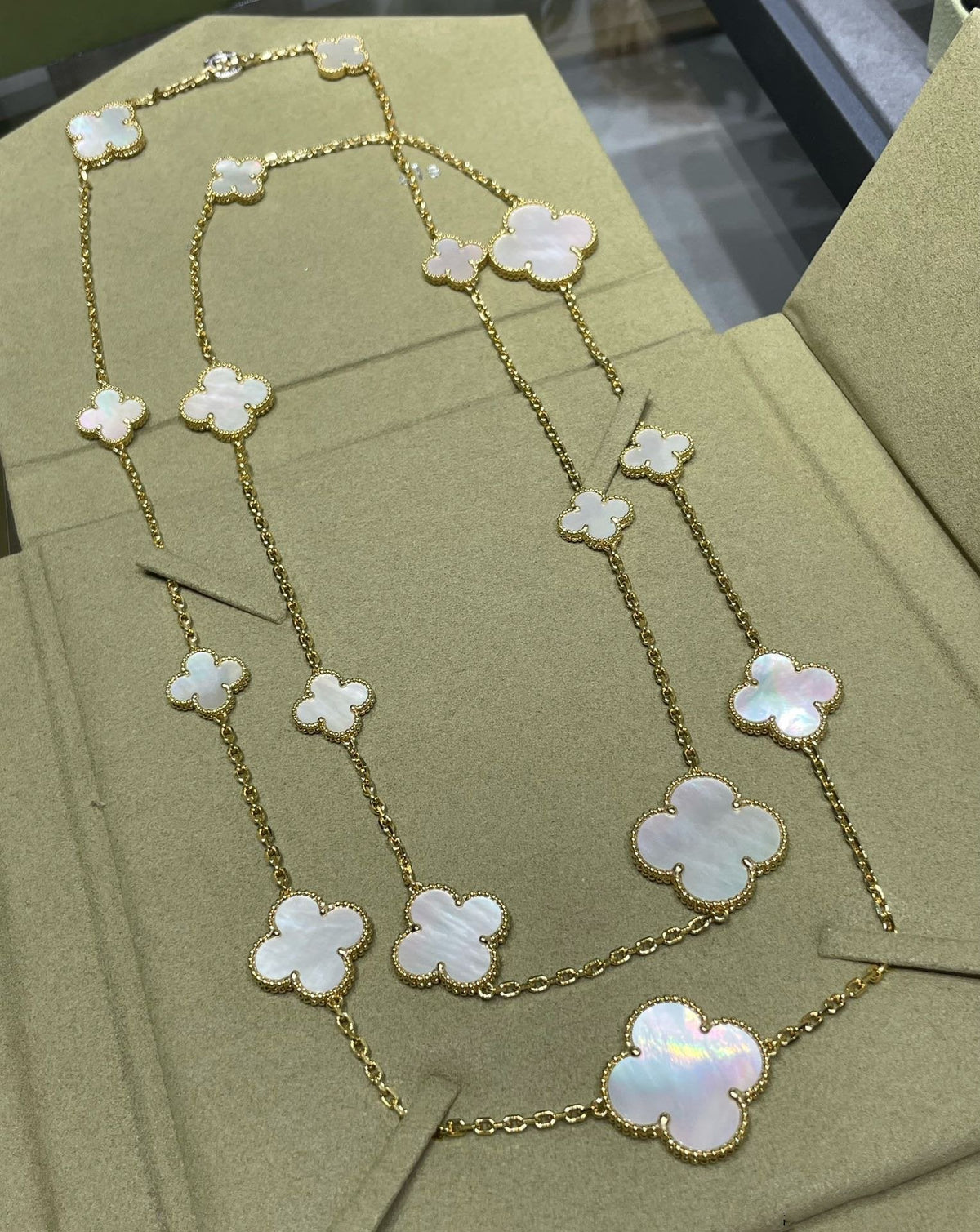 [Elara jewelsry ]CLOVER 16 MOTIF WHITE MOP GOLD NECKLACE