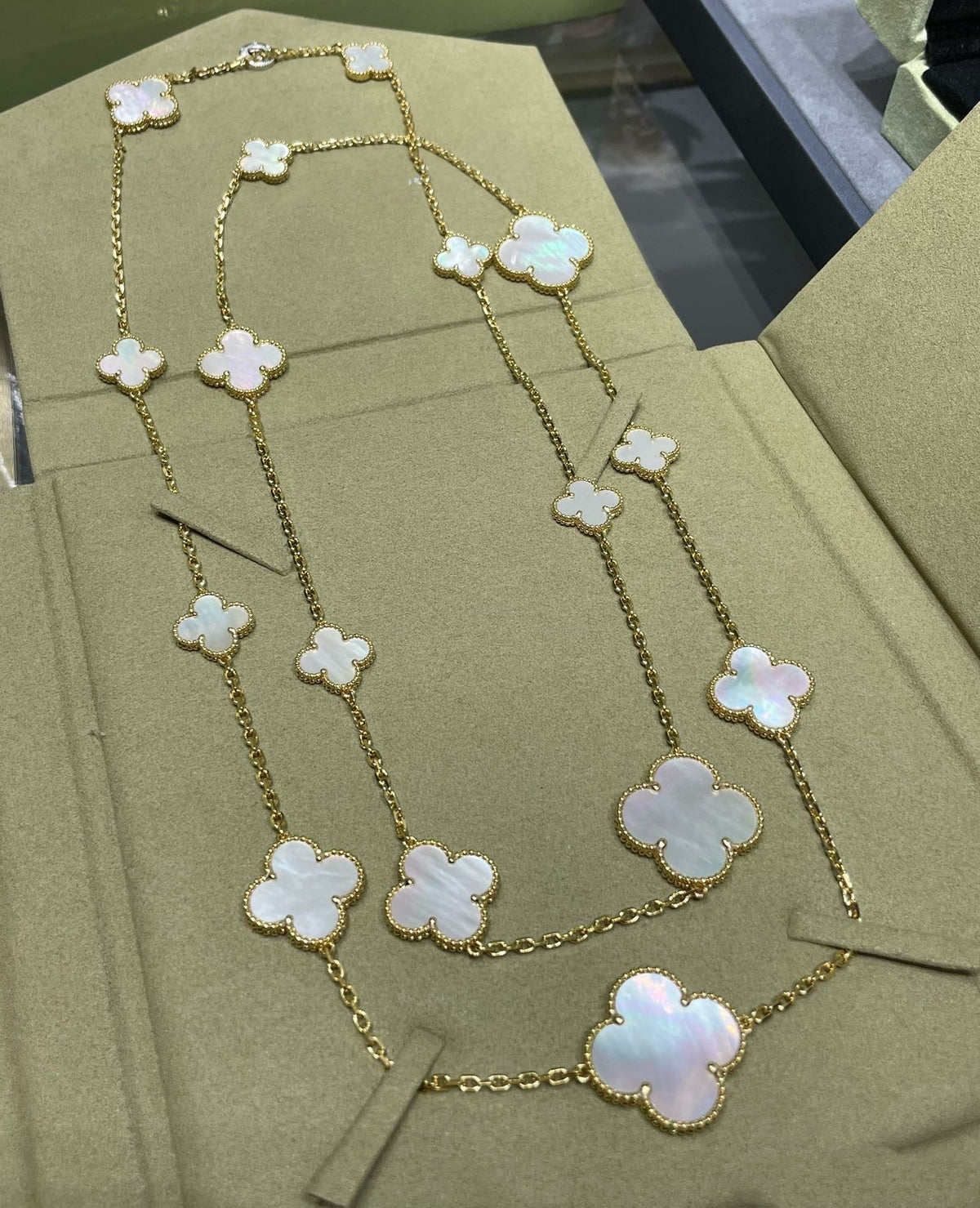 [Elara jewelsry ]CLOVER 16 MOTIF WHITE MOP GOLD NECKLACE
