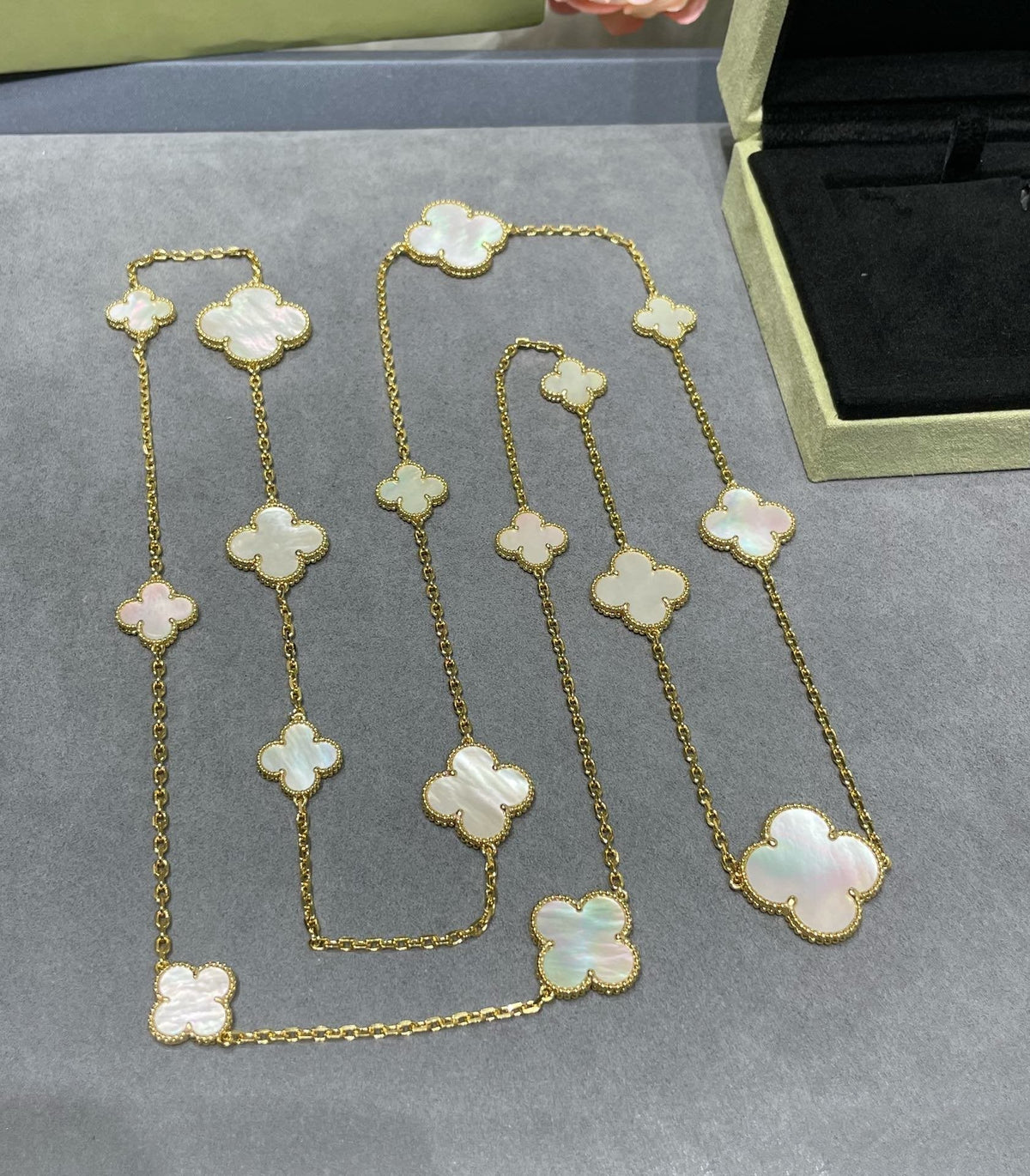 [Elara jewelsry ]CLOVER 16 MOTIF WHITE MOP GOLD NECKLACE