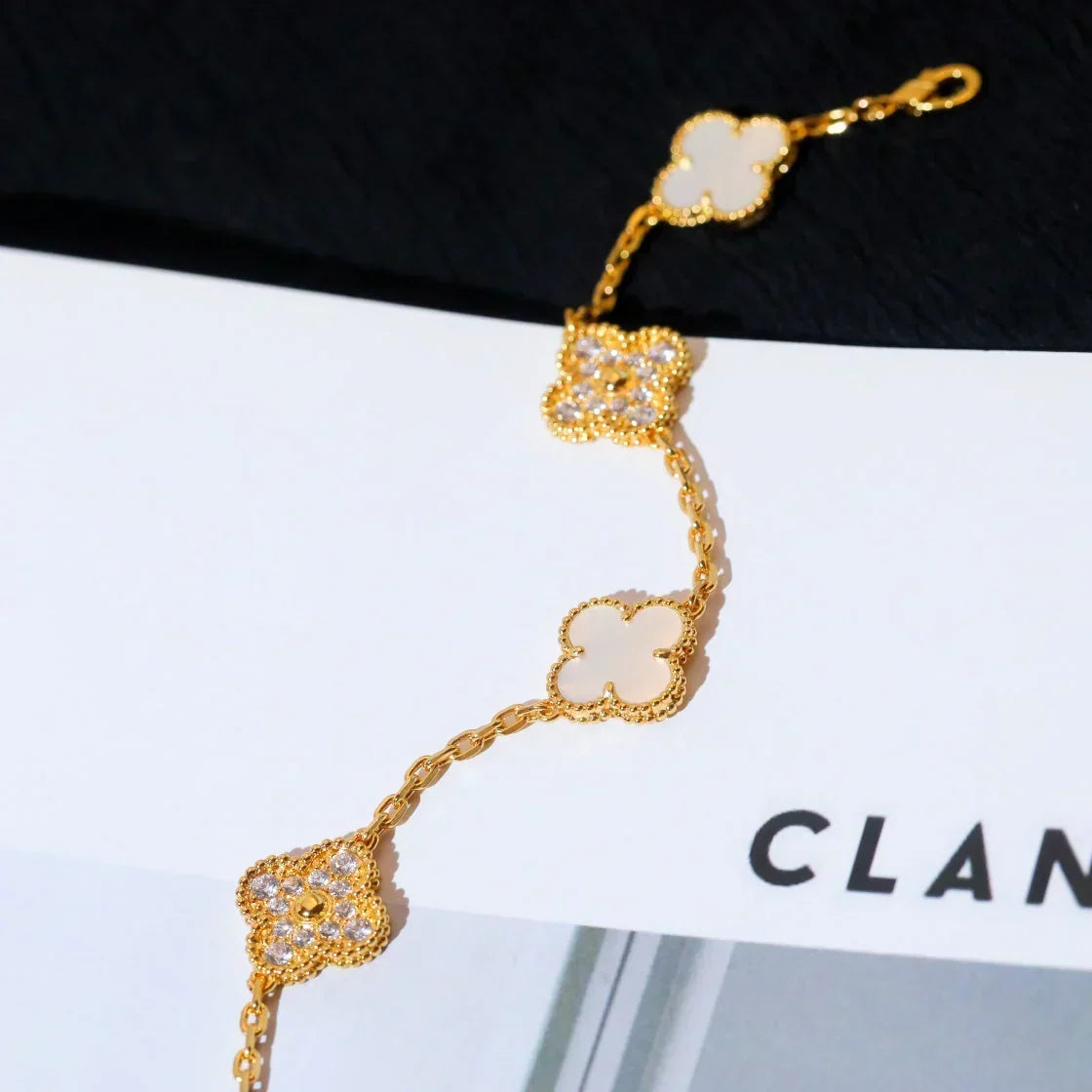 [Elara jewelsry ]CLOVER WHITE PEARL MOP 5 MOTIF BRACELET COLLECTION