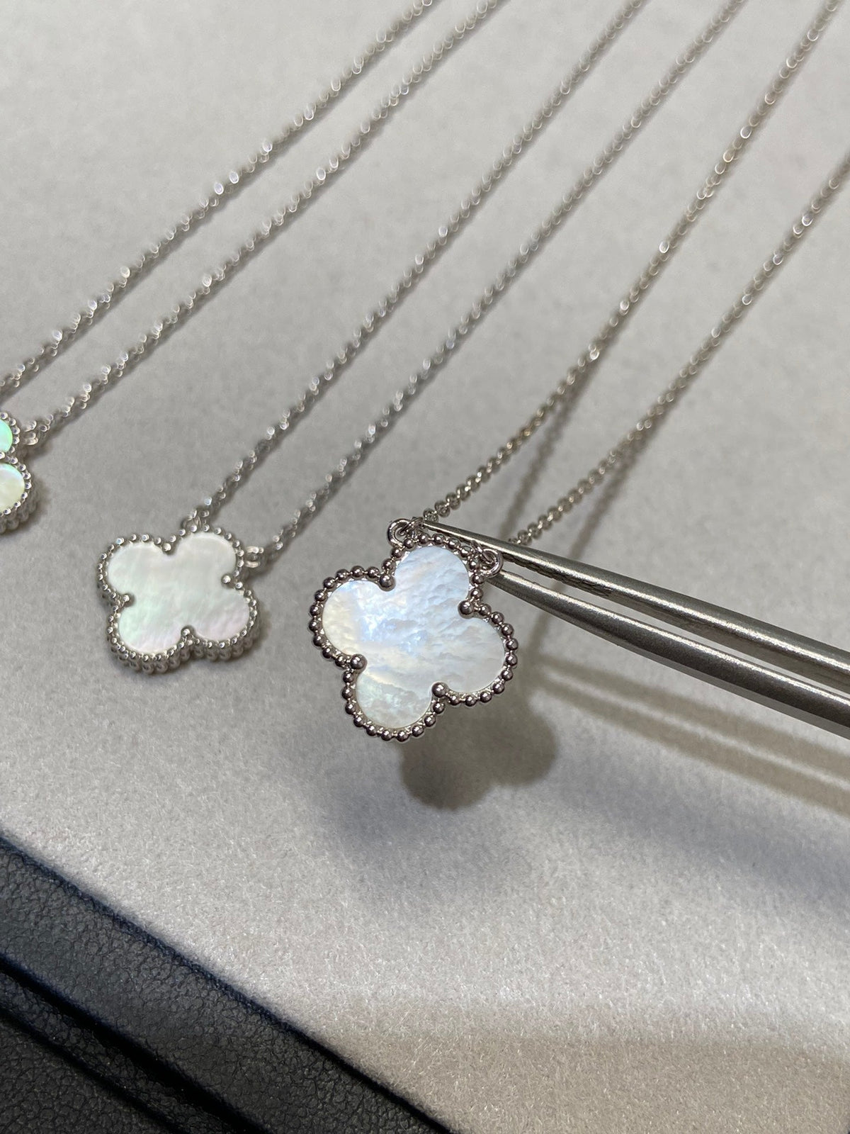 [Elara jewelsry ]CLOVER MEDIUM SILVER WHITE MOP NECKLACE
