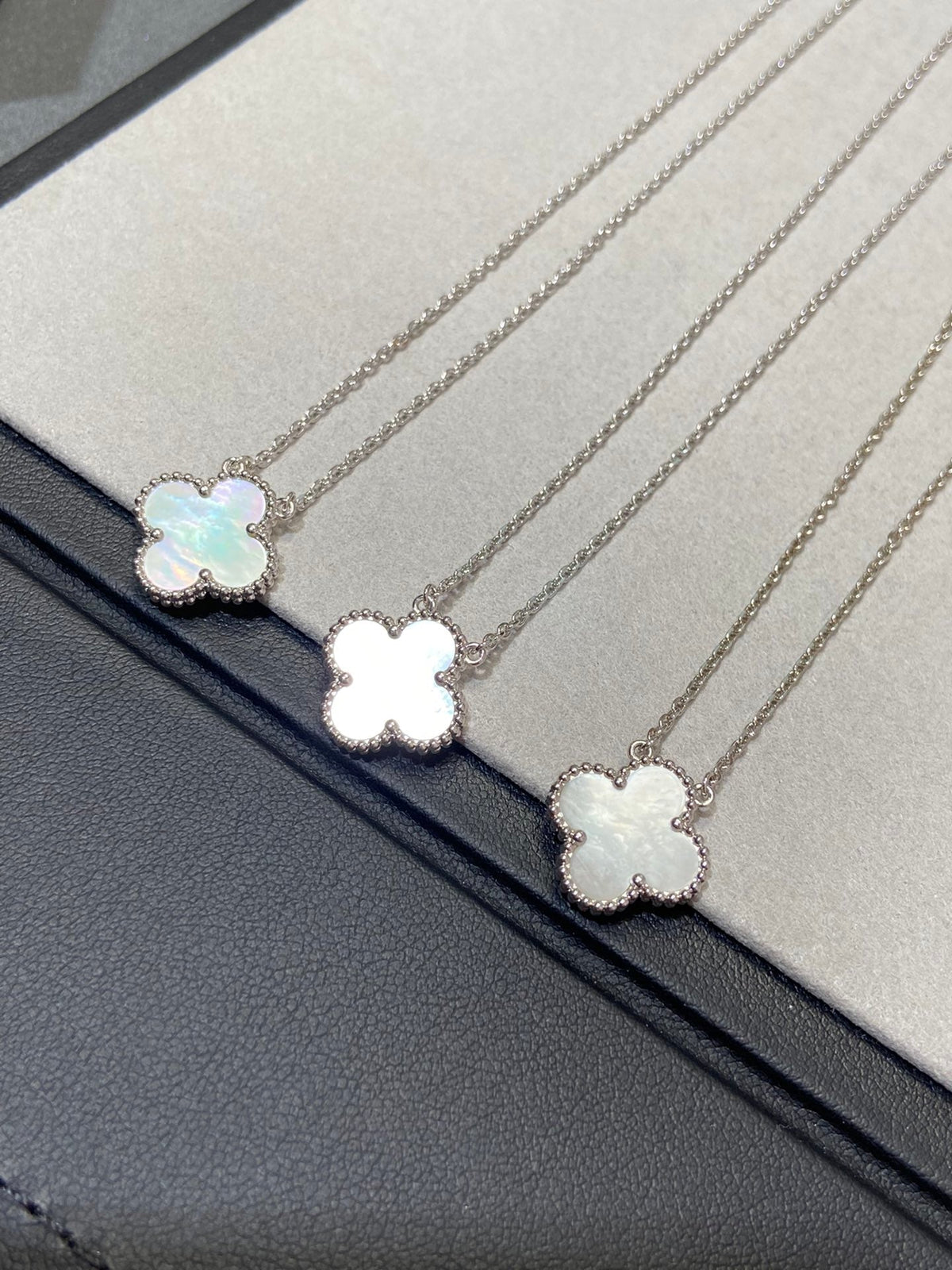 [Elara jewelsry ]CLOVER MEDIUM SILVER WHITE MOP NECKLACE