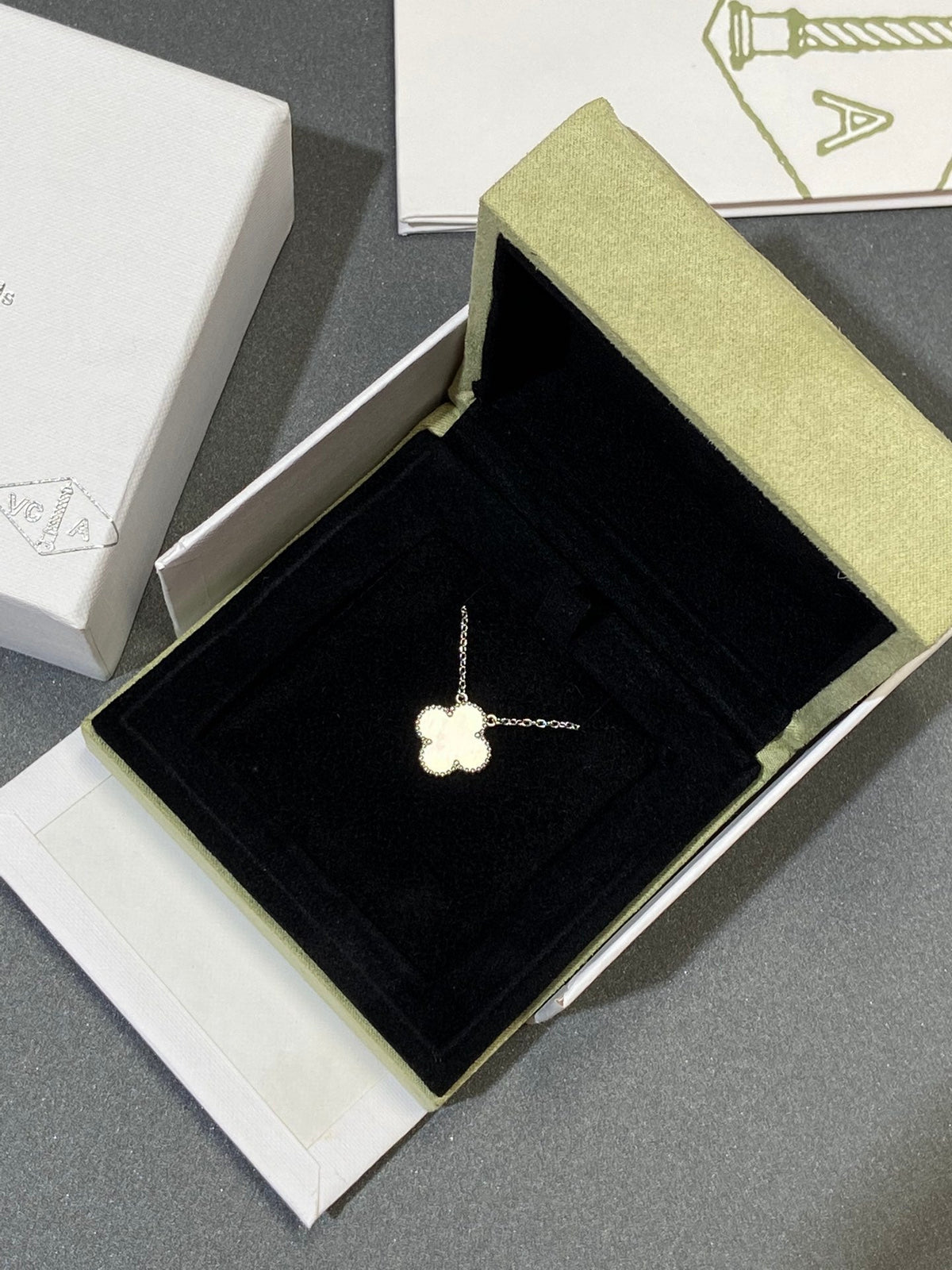 [Elara jewelsry ]CLOVER MEDIUM SILVER WHITE MOP NECKLACE