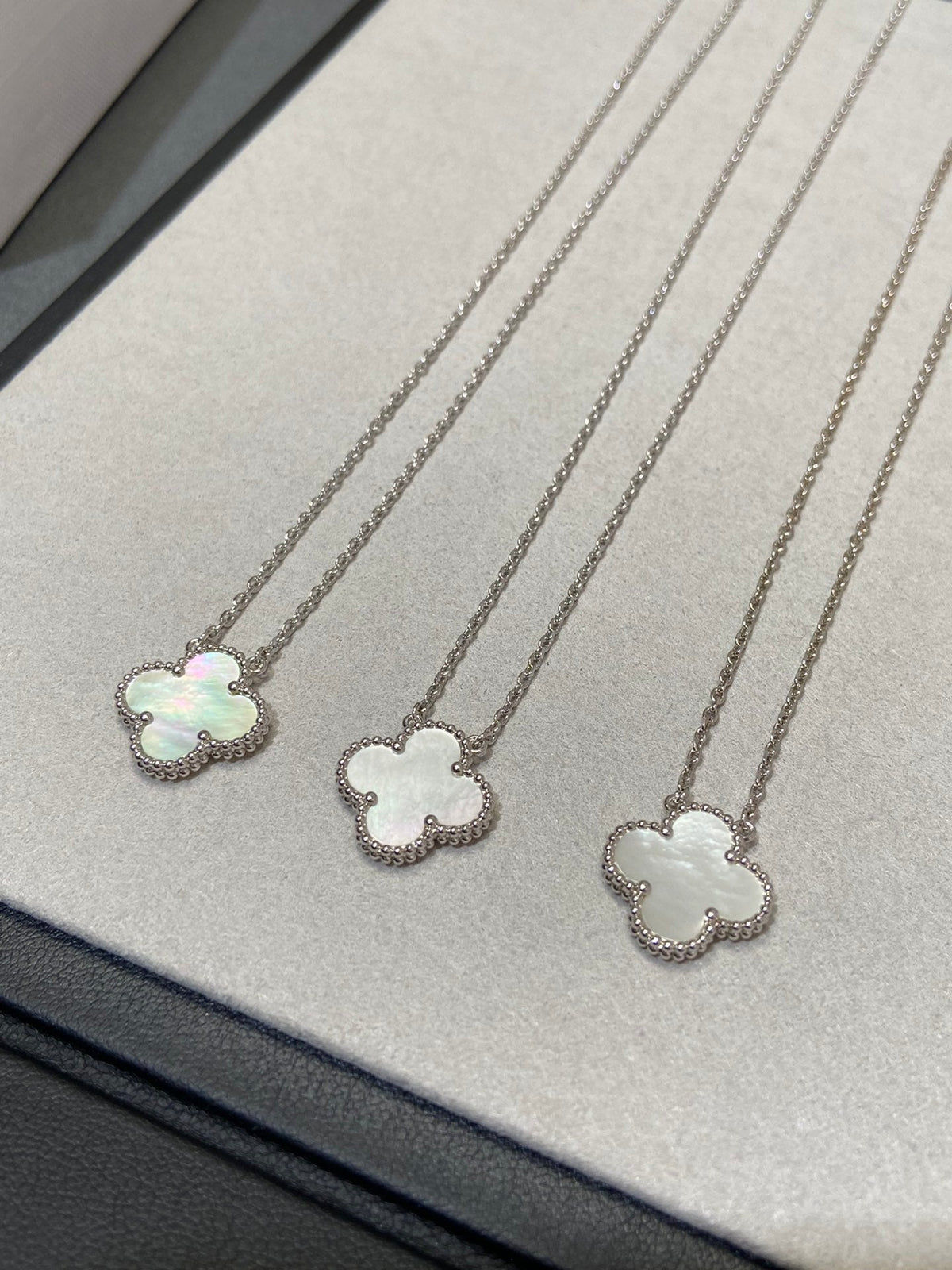 [Elara jewelsry ]CLOVER MEDIUM SILVER WHITE MOP NECKLACE