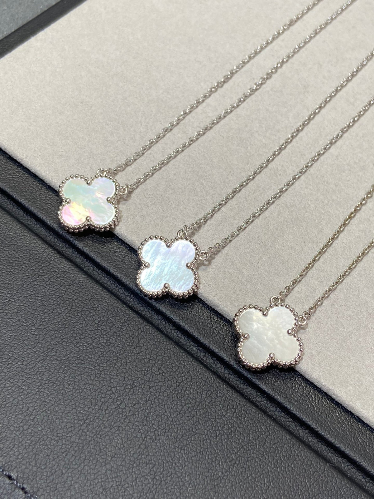 [Elara jewelsry ]CLOVER MEDIUM SILVER WHITE MOP NECKLACE