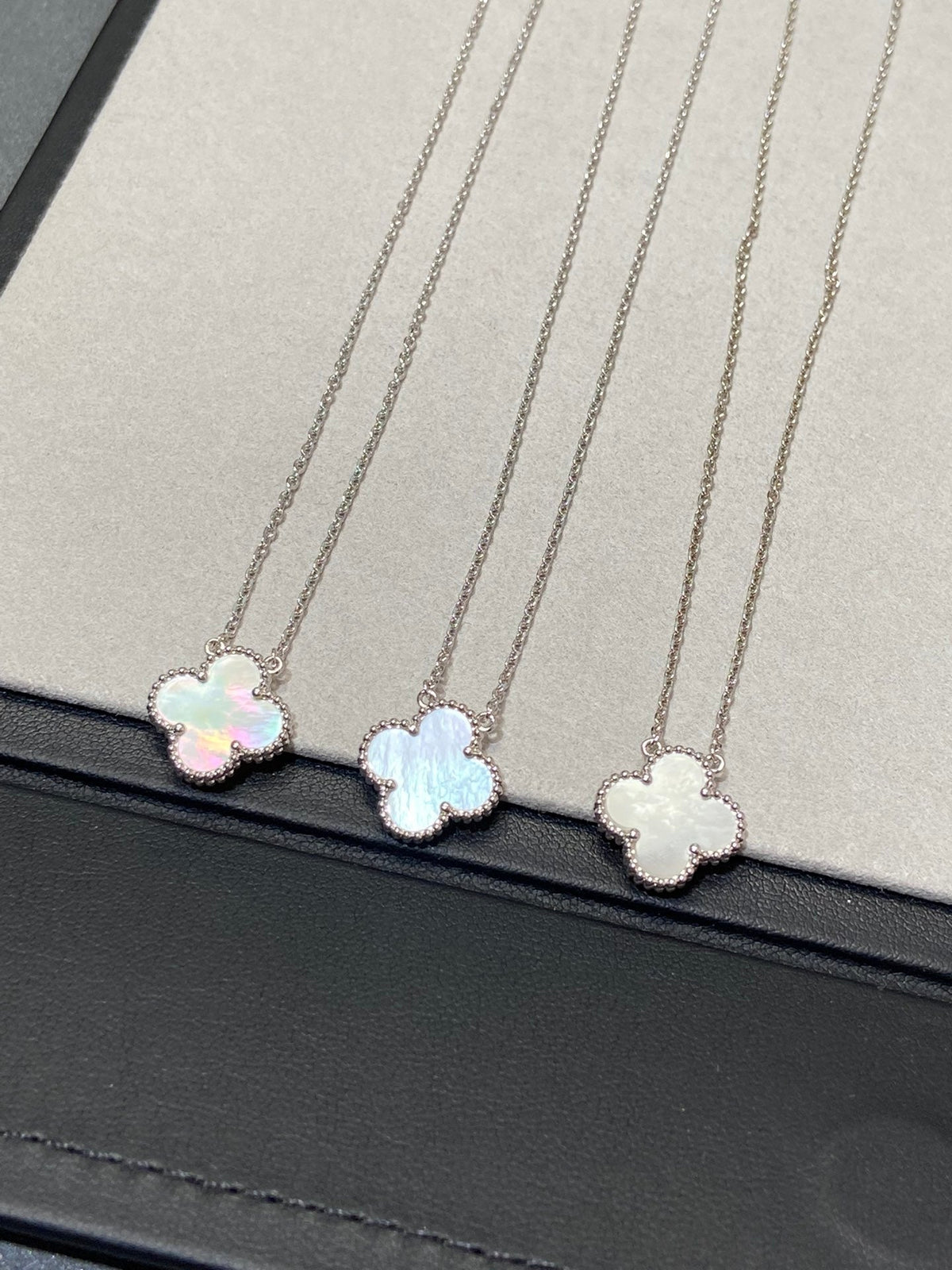 [Elara jewelsry ]CLOVER MEDIUM SILVER WHITE MOP NECKLACE
